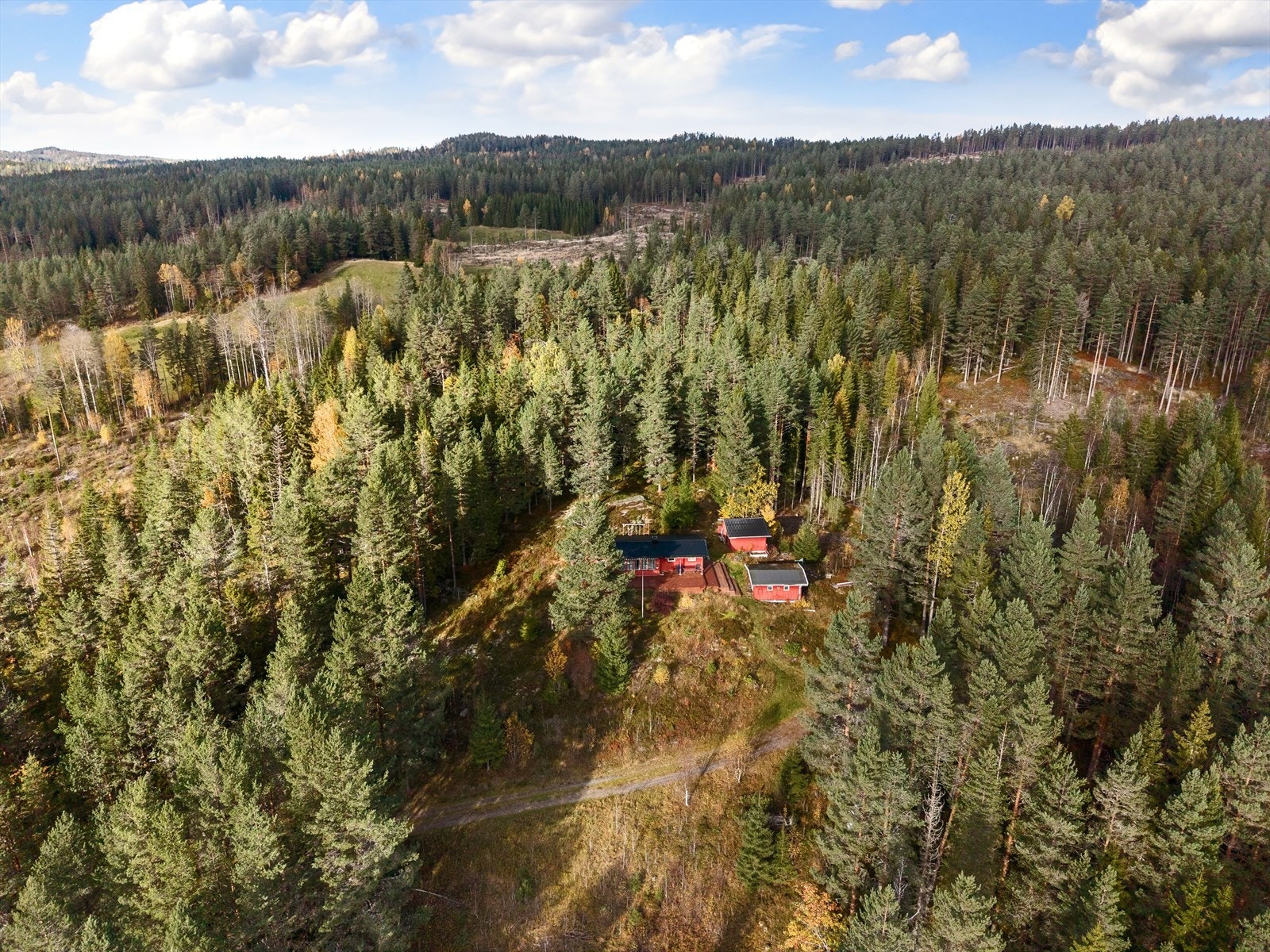 Innenfor en radius på 15 kilometer finner du hele 45 kilometer med preparerte langrennsløyper som slynger seg gjennom variert og vakkert terreng. Galleribilde