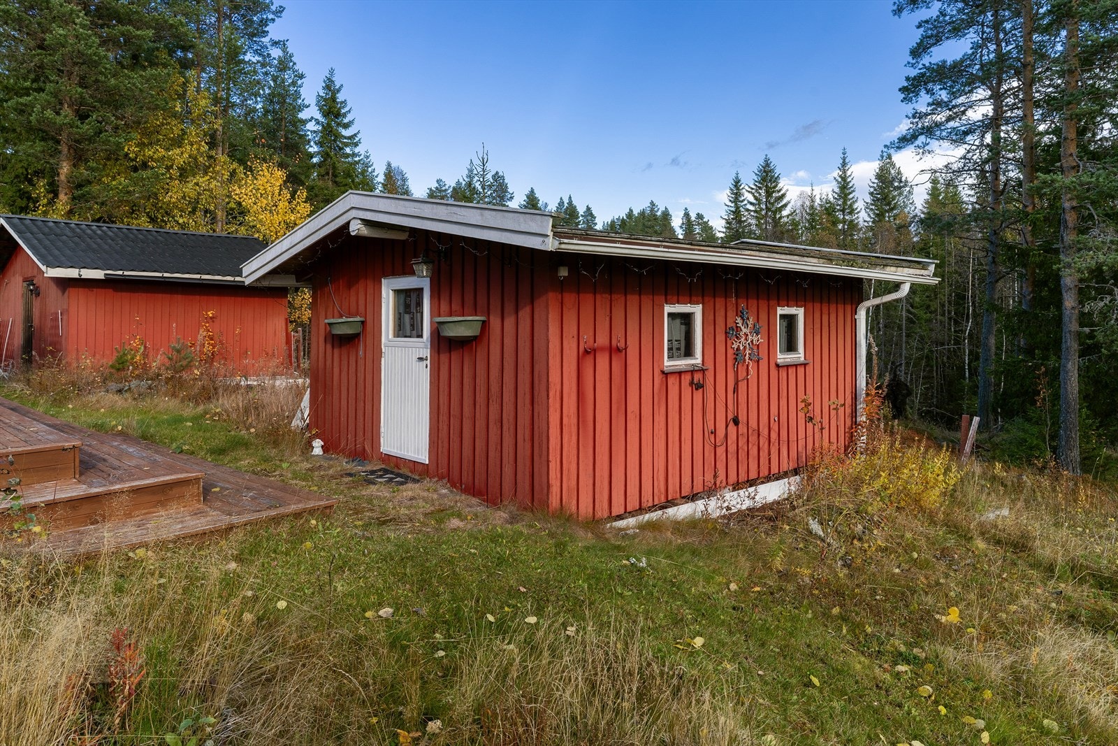 Hytta ligger i et rolig og naturskjønt område med spredt bebyggelse i Lyngdal. Her bor du tett på naturen, omgitt av flotte turmuligheter året rundt - enten du vil gå på ski, sykle eller bare nyte stillheten. Galleribilde