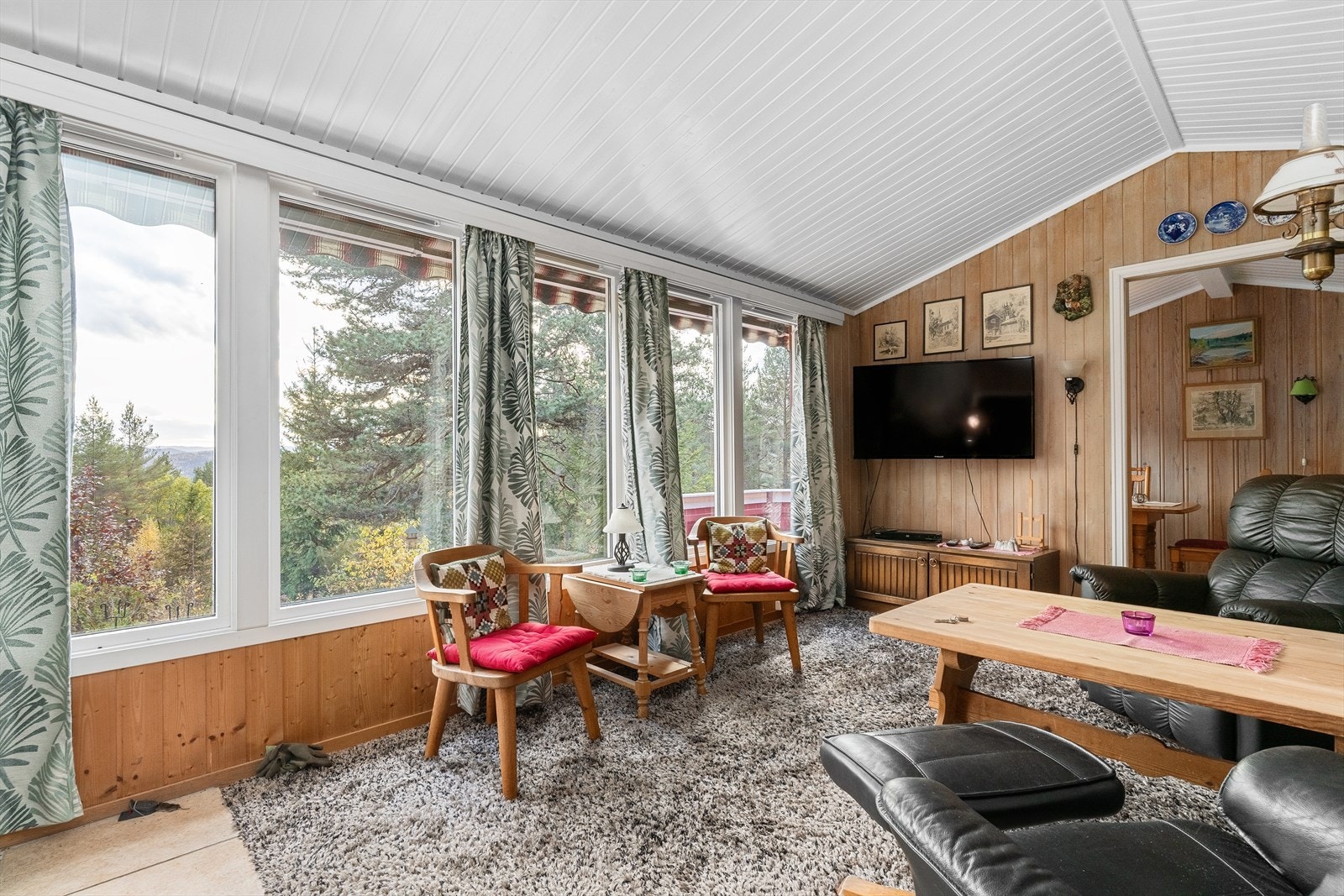 Store vinduer ut mot utsikten og den fine naturen. Galleribilde