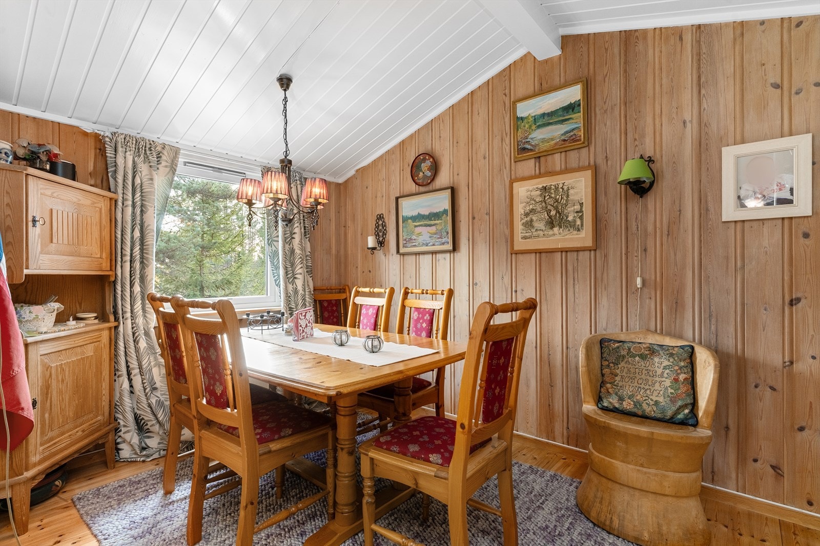 Spisestue der hele familien kan samles rundt bordet. Galleribilde