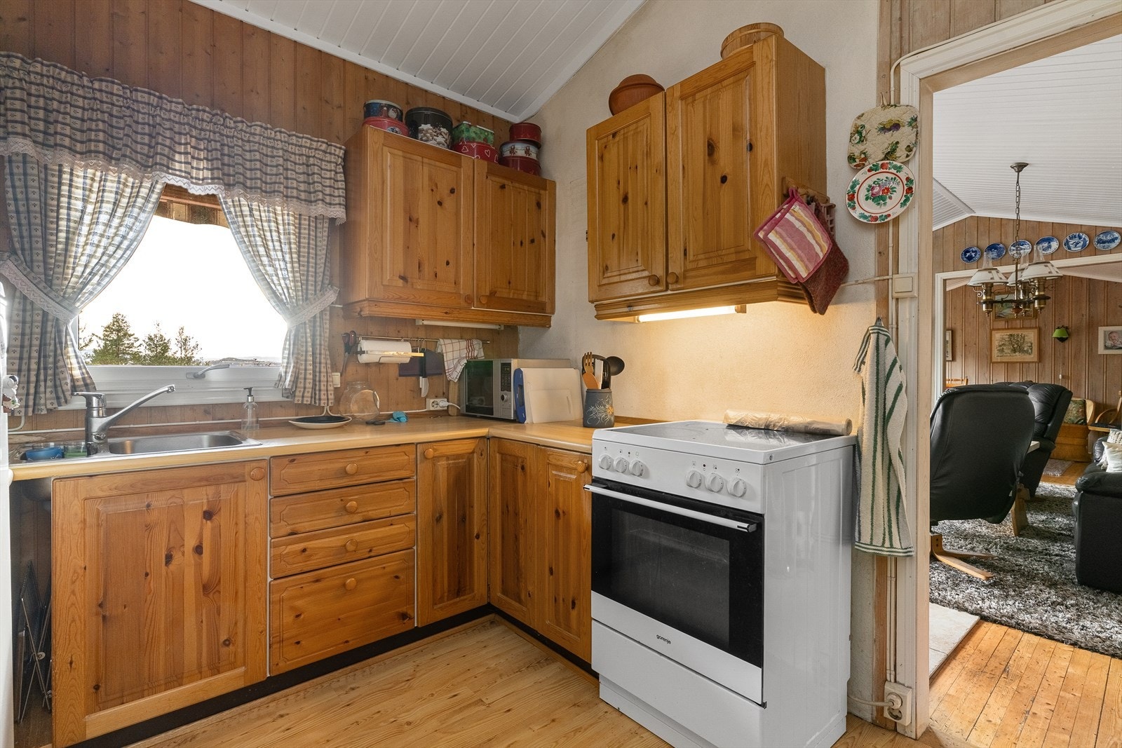 Kjøkkenet er av ukjent eldre dato. Kjøkkeninnredningen har profilerte furu fronter, laminert benkeplate, vaskekum i stål, komfyr, kjøleskap. Det er ingen ventilering fra kjøkken. Galleribilde