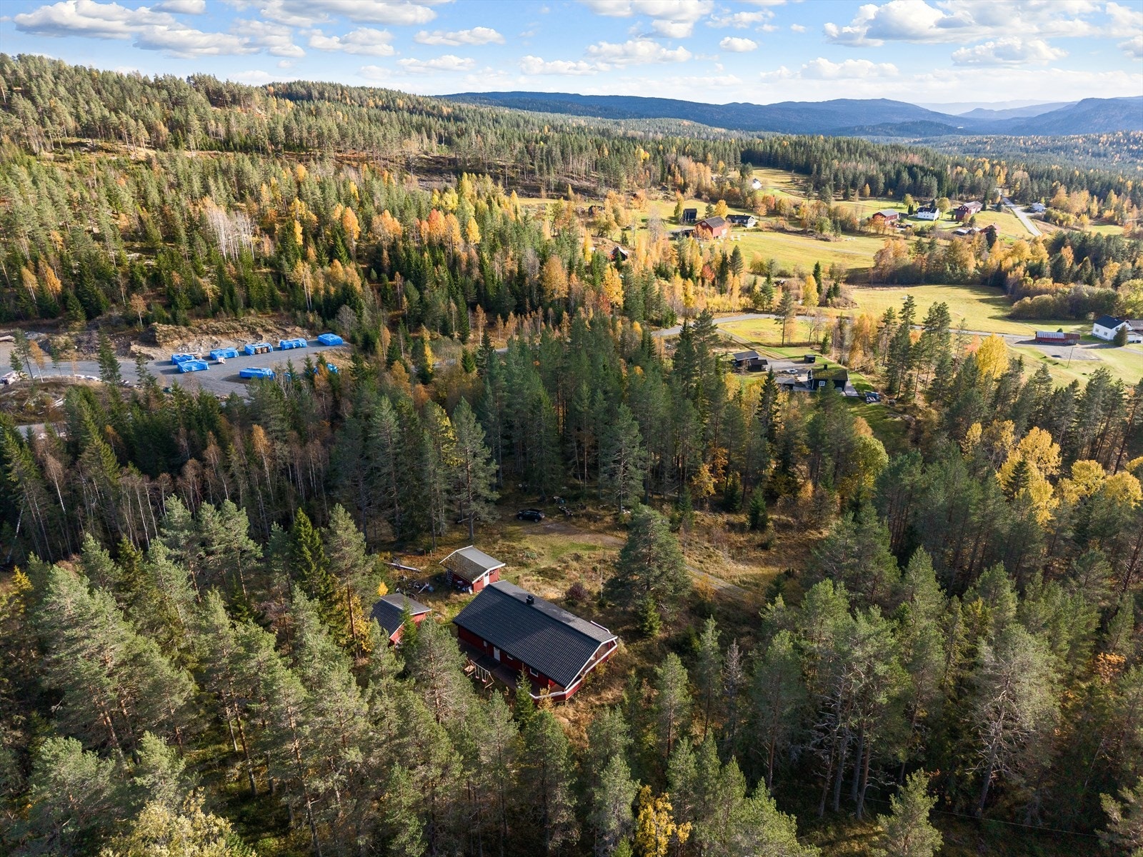 Hytta kan by på: Stue, kjøkken, spisestue, 3 soverom, gang, entrè, bad, toalettrom og bod. I tillegg til utvendig bod og innredet anneks. Galleribilde