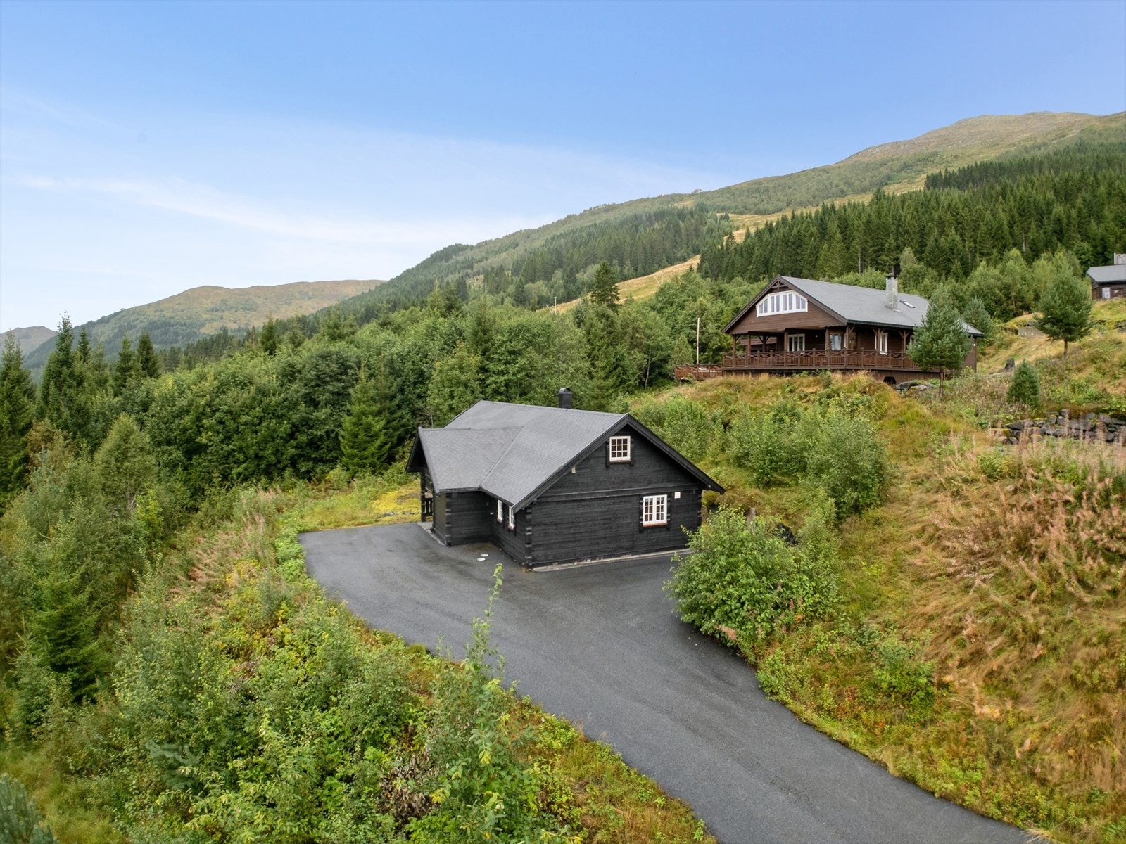 Hytta ligg fritt og fint til i nedste del av hyttefeltet Galleribilde