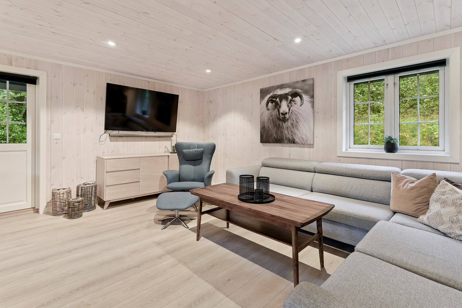 Frå stove/kjøkken har du balkongdør ut til overbygd uteplass Galleribilde