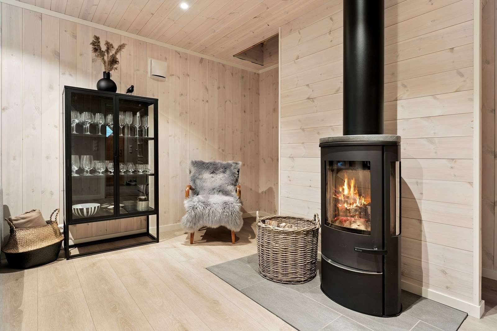 I tillegg til golvvarme har du vedomn i stova. Ingen problem å skape hyggelige stunder her! Galleribilde