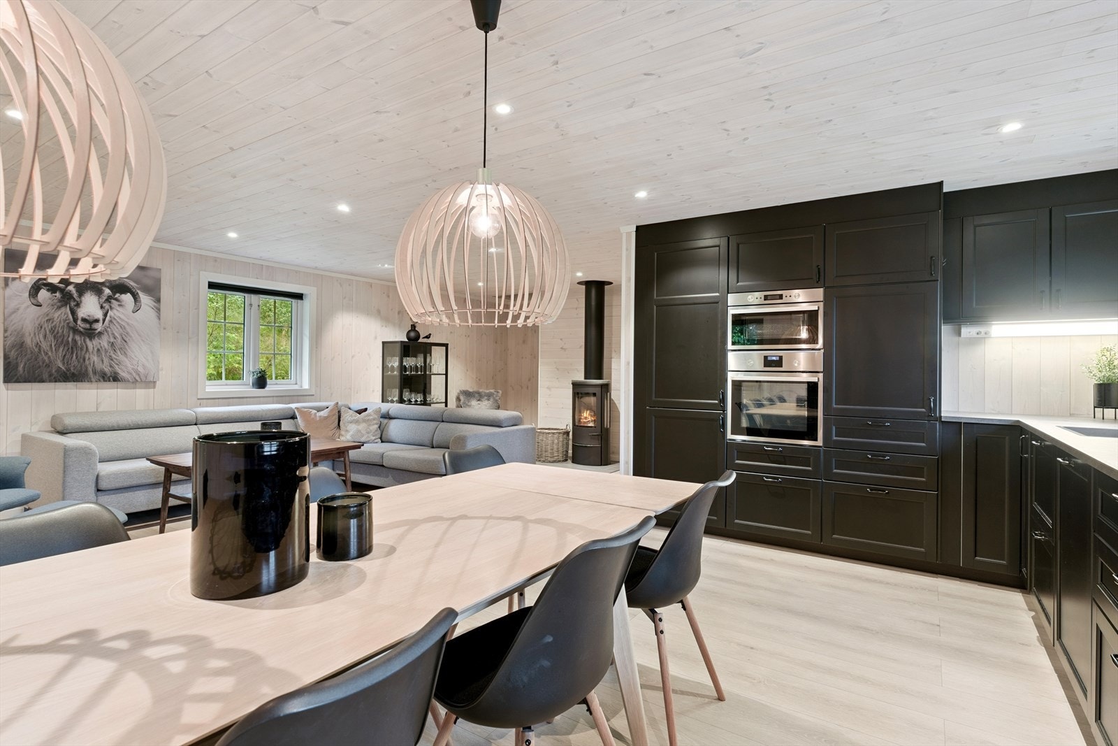 Ei mørk kjøkkeninnreiing frå IKEA står godt til det elles lyse rommet Galleribilde