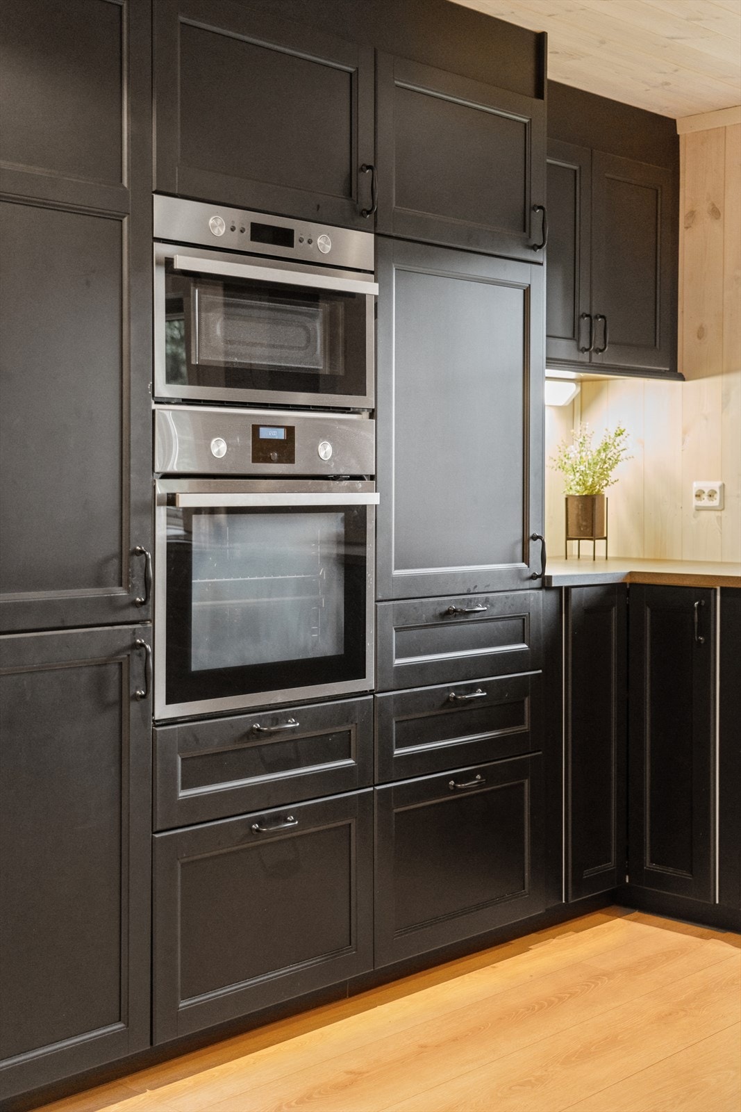 Både steikeomn og mikro er integrert i innreiinga Galleribilde