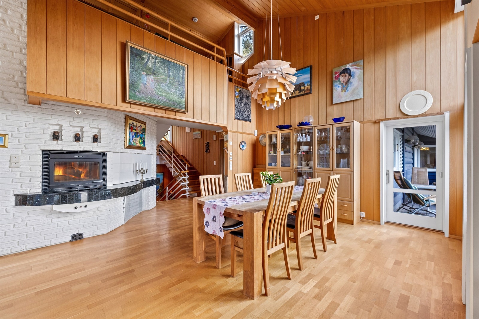 Lys og innbydende spisestue med plass til langbord - et perfekt sted å samle familie og venner Galleribilde