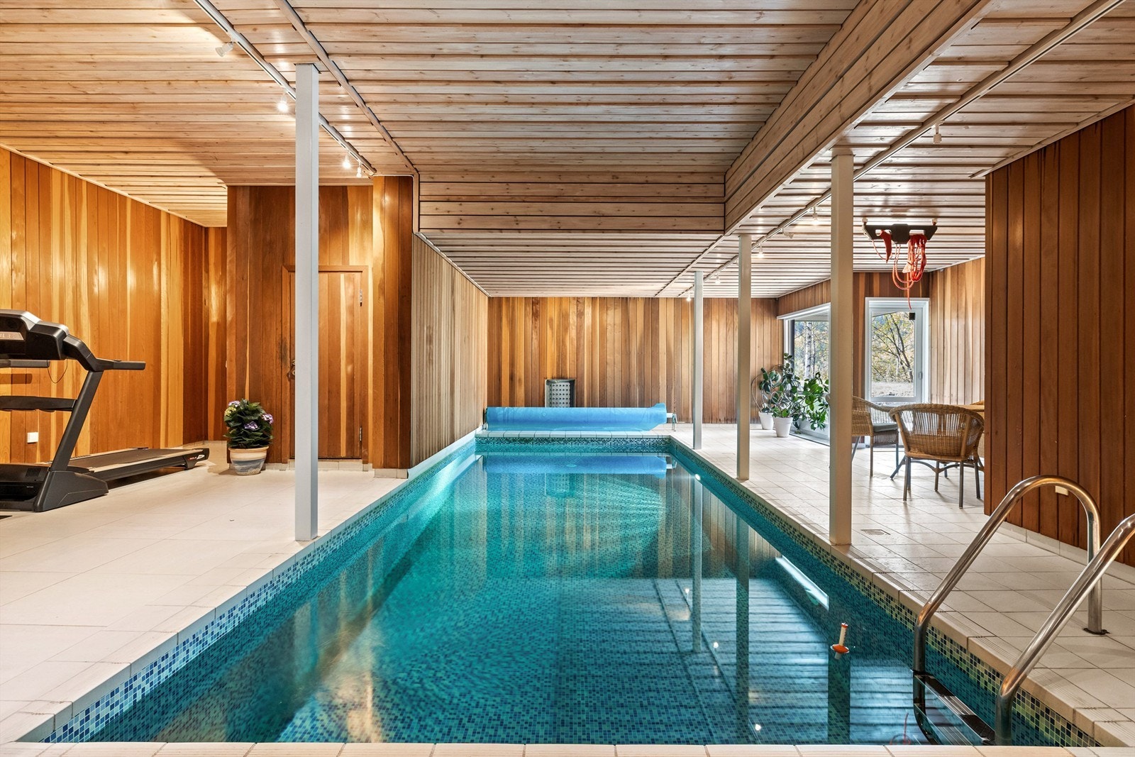 Boligen har egen spa- og bassengavdeling med innendørs basseng (ca 24 kvm og 100 vm dybde), badstue og eget bad Galleribilde