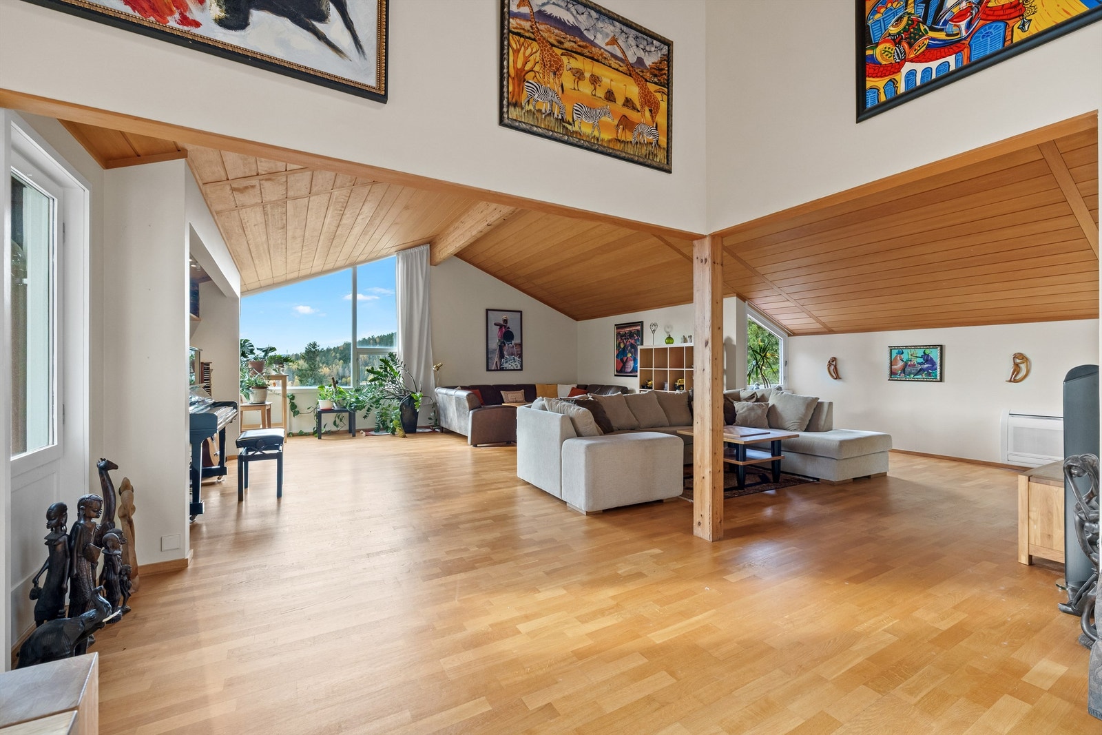 Romslig stue med god plass til flere sittegrupper - perfekt for både sosiale sammenkomster og rolige familiestunder Galleribilde