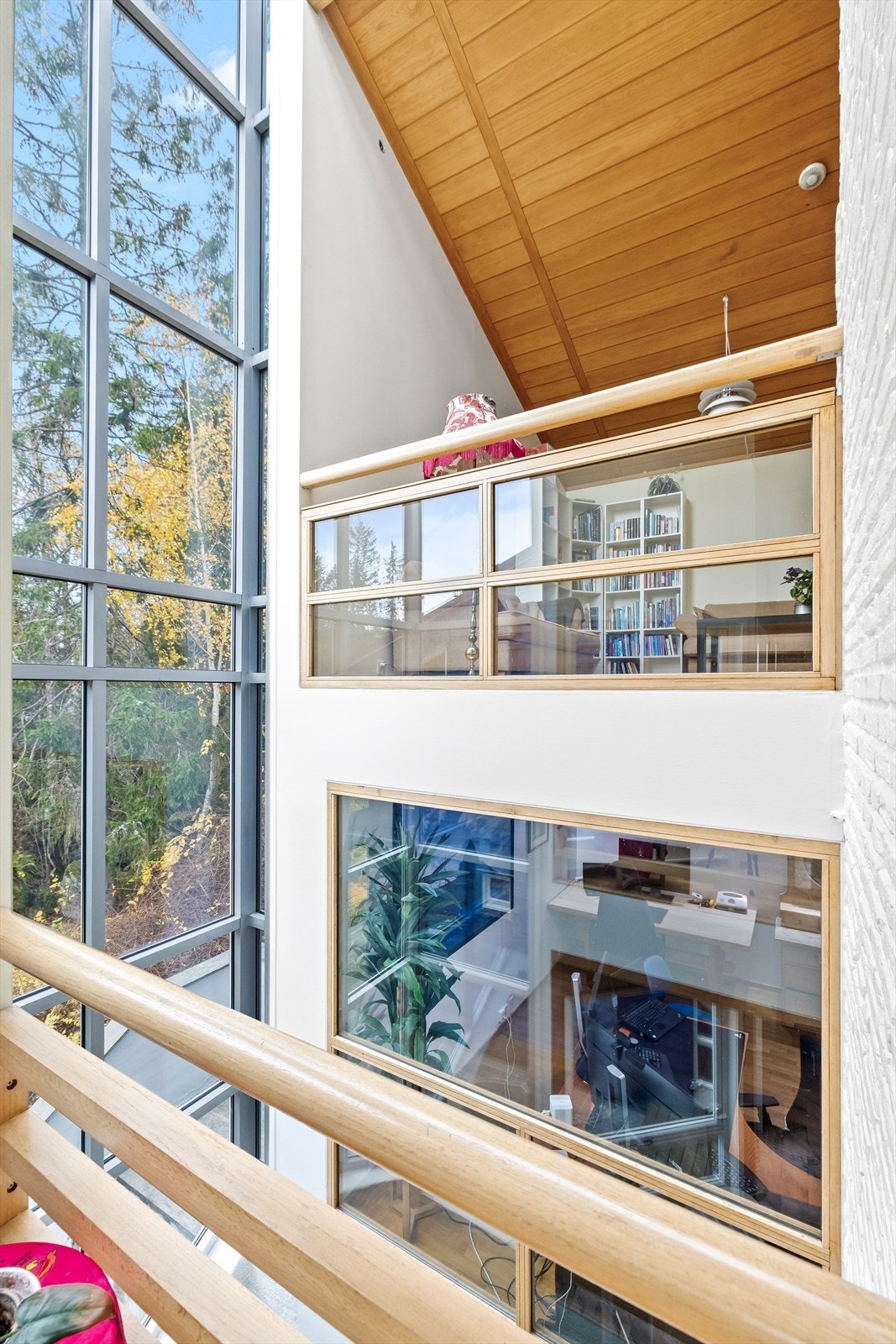 Åpent mellom etasjene og store vindusflater Galleribilde