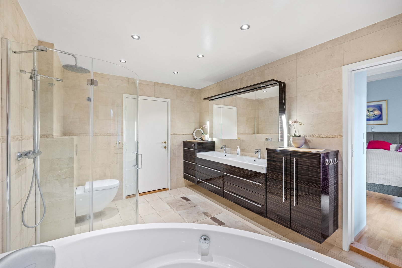 Romslig bad med boblebad, dusjnisje og doble servanter - tilkomst fra gang og soverom Galleribilde