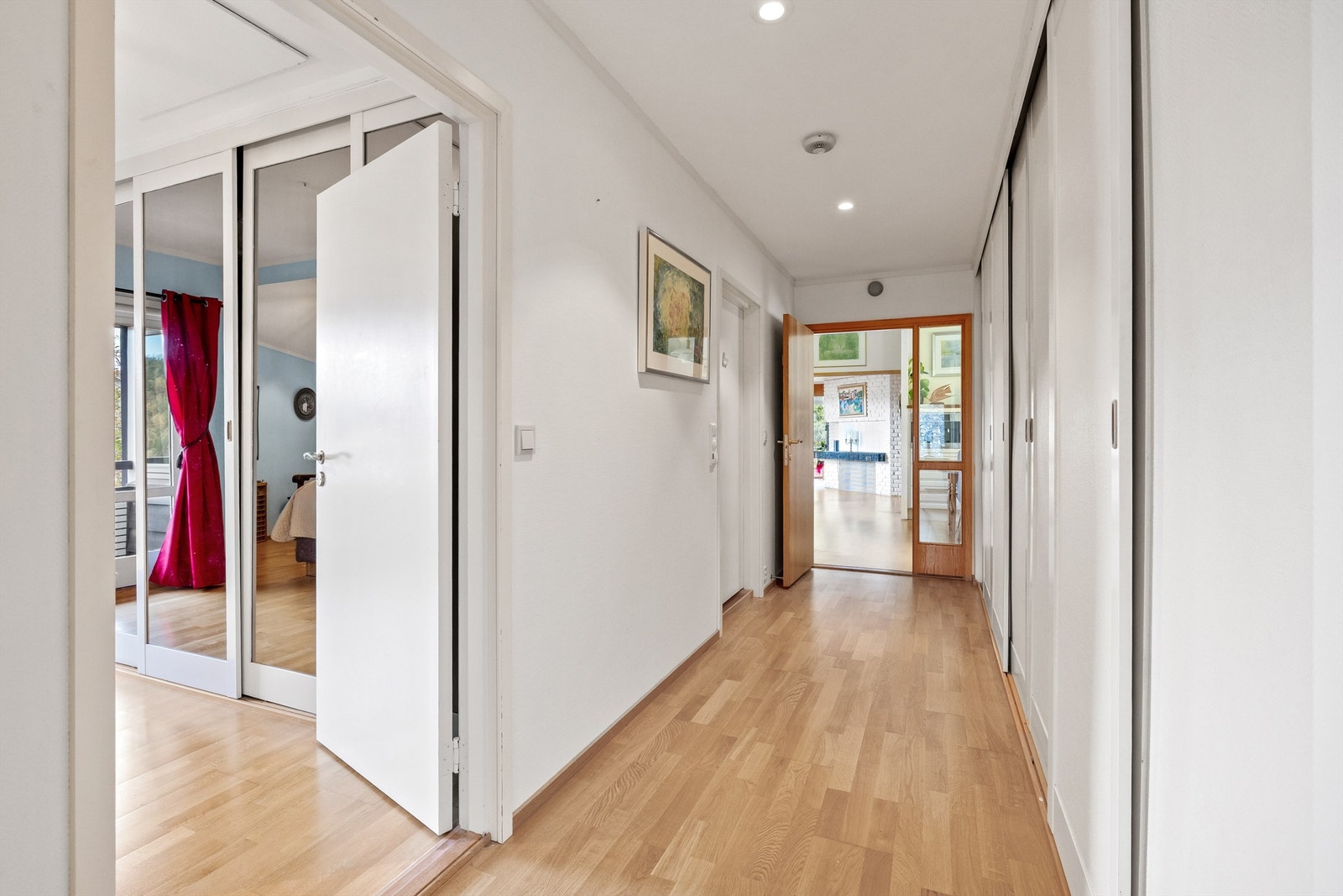 Rikelig med lagringsplass i boligen - også i gangen med skyvedørsgarderober Galleribilde