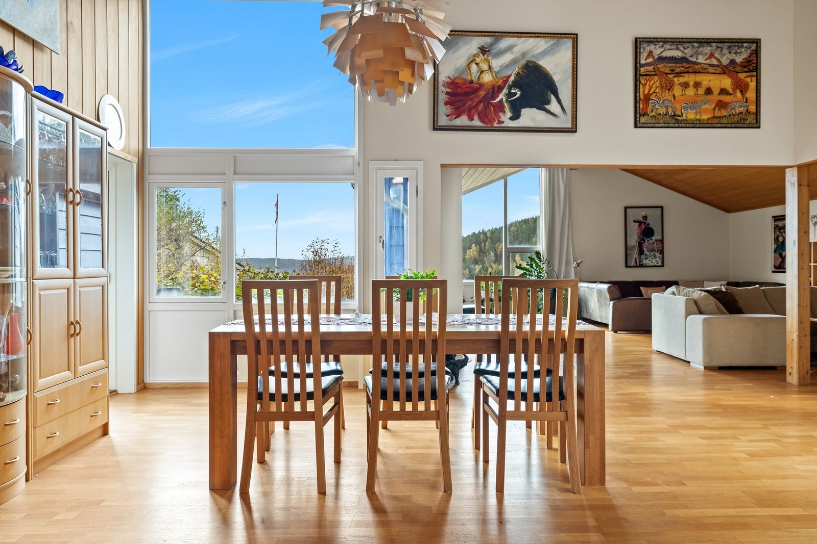 Stue med ekstra takhøyde og unike vindusløsninger som gir et fantastisk lysinnslipp og luftig romfølelse Galleribilde