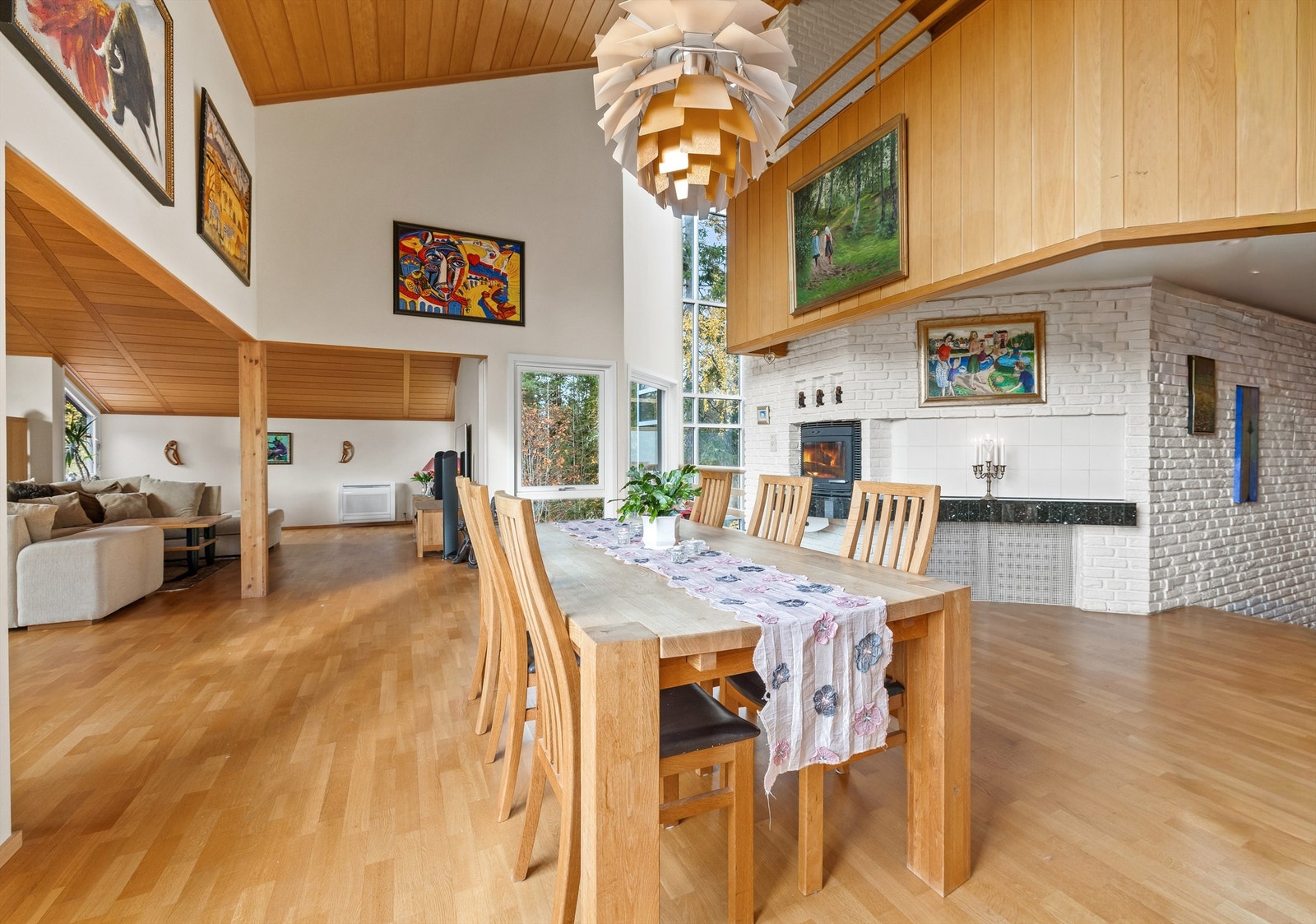 Her har selger hatt selskap med 60 gjester til bords Galleribilde