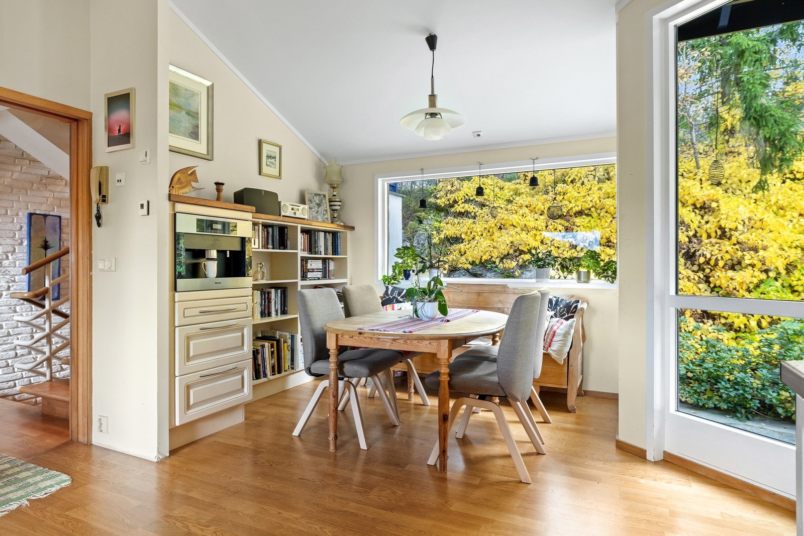 Lys og trivelig spiseplass på kjøkkenet Galleribilde