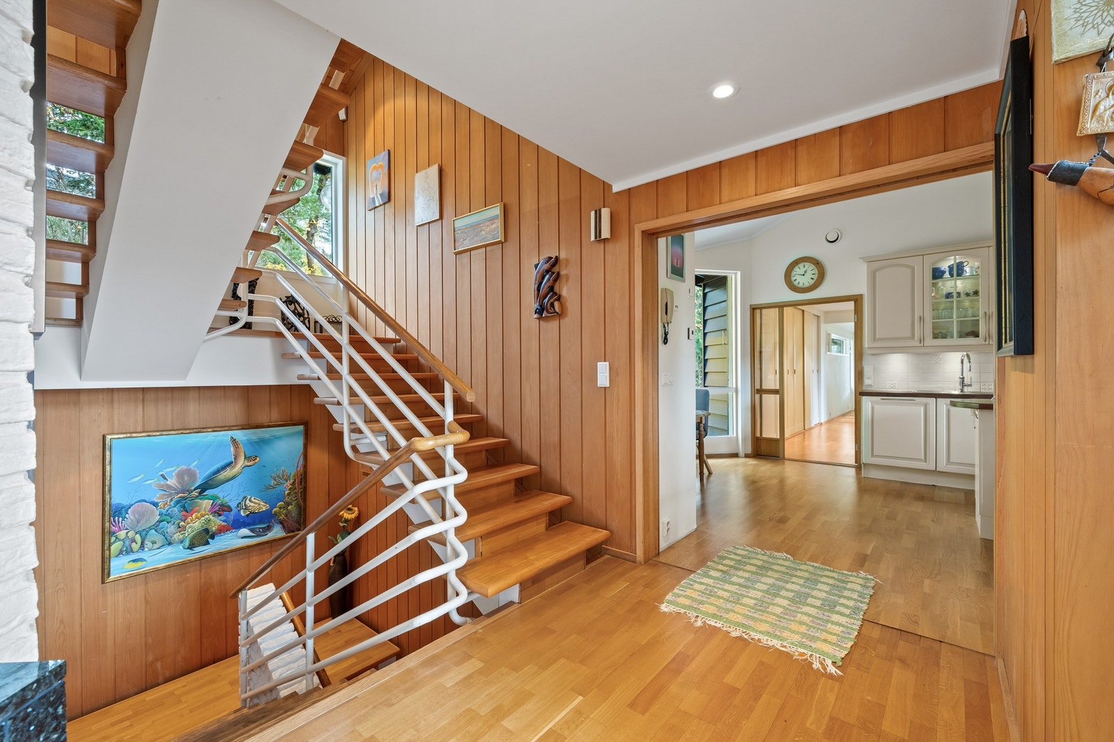 Trappehall og åpen trappeløsning som knytter etasjene elegant sammen Galleribilde