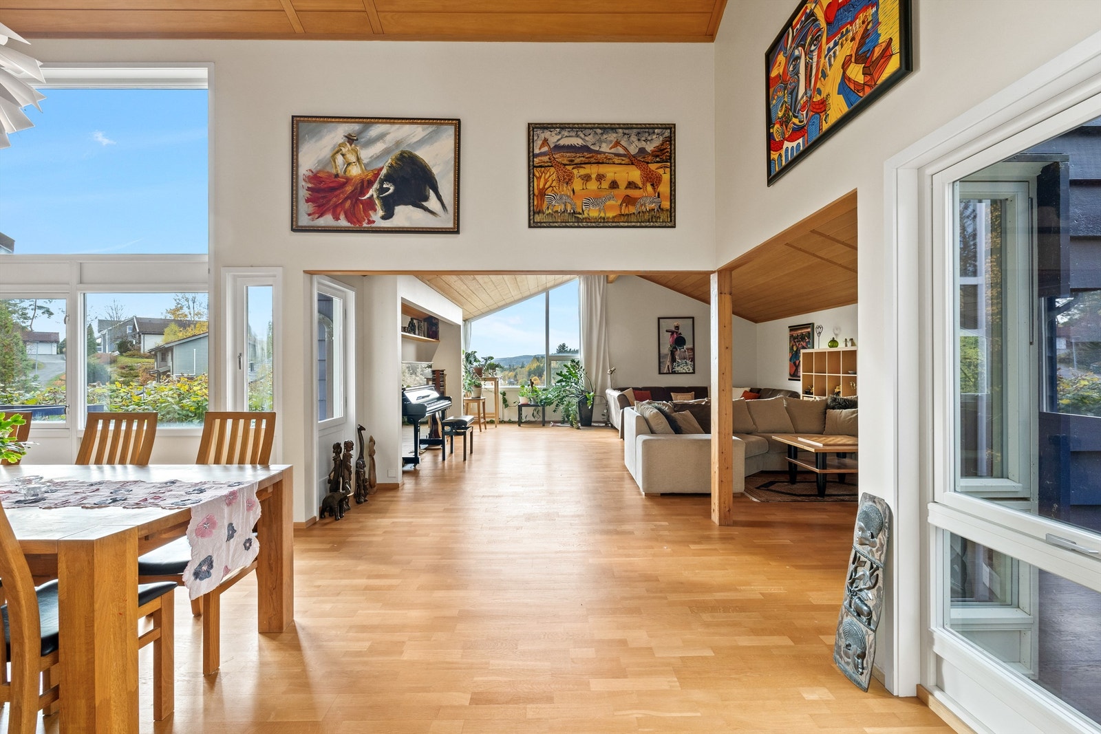 Store vindusflater som slipper inn rikelig med naturlig lys Galleribilde