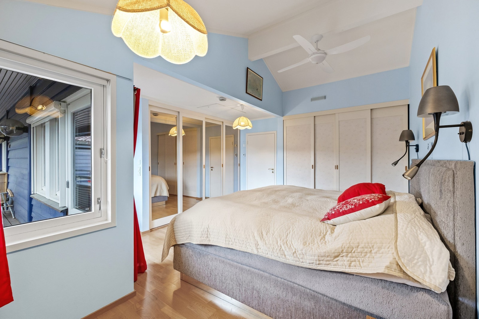 Soverommet har rikelig med garderobeskap og direkte tilkomst til bad Galleribilde