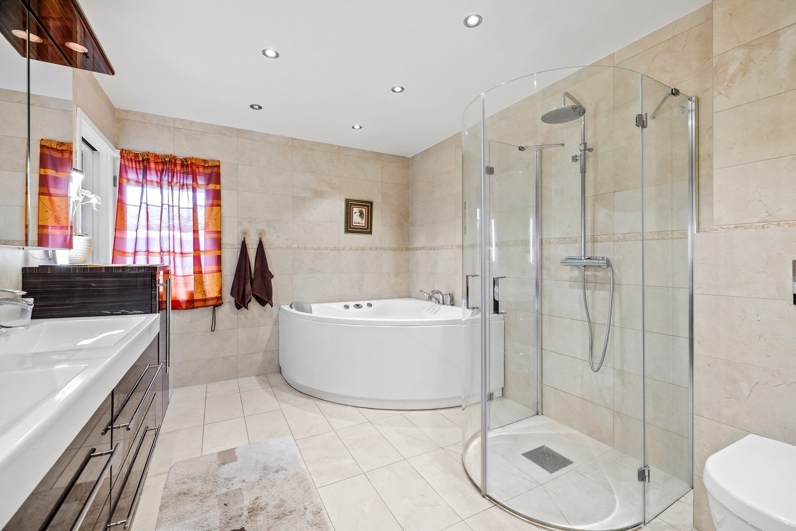 Hverdagsluksus med boblebadekar Galleribilde