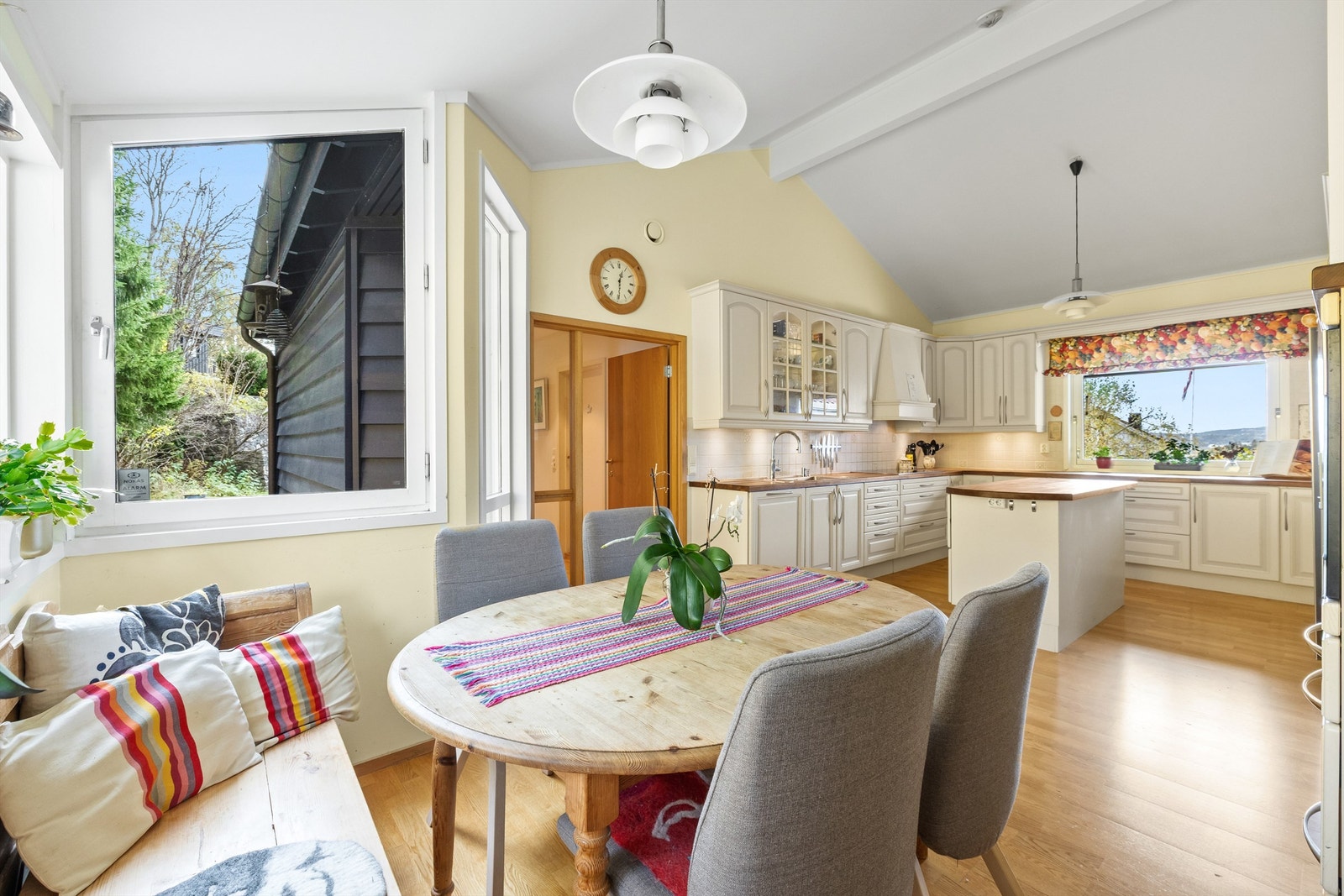 Her er det god plass til både hverdagens måltider og hyggelige sammenkomster med familie og venner Galleribilde