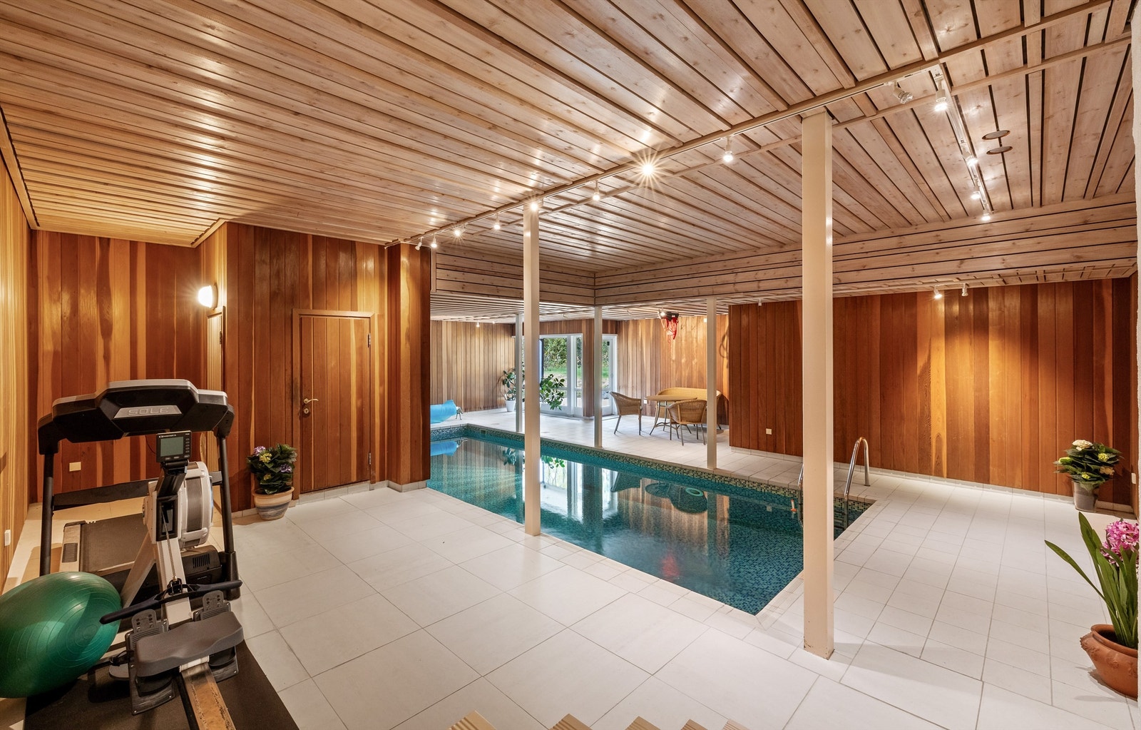 Boligens trim og velværeavdeling med basseng, badstue og plass til treningsapparater Galleribilde