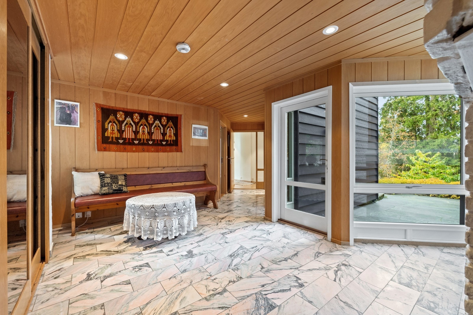 Innbydende hall med fliser og skyvedørsgarderobe Galleribilde