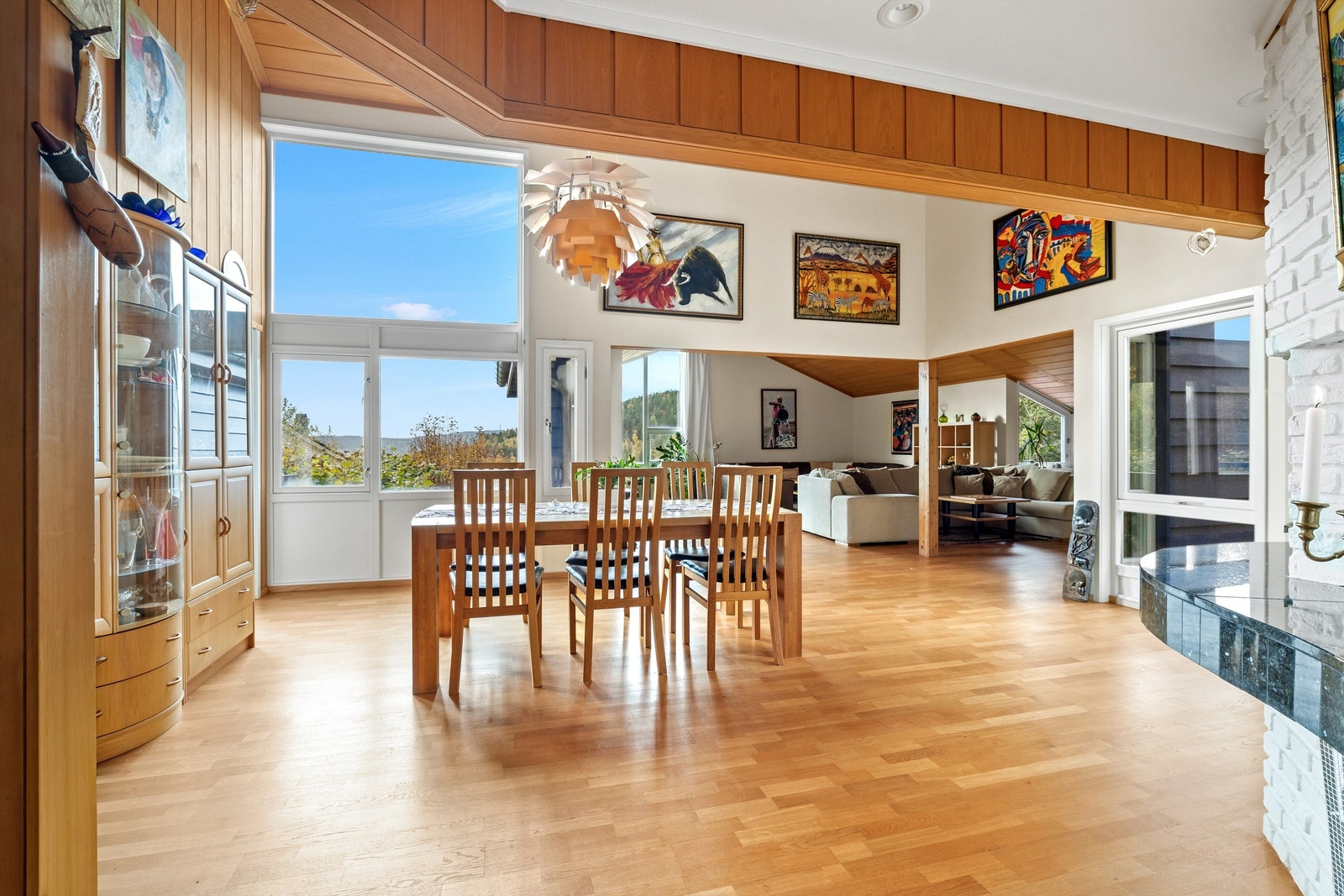 Boligen går over flere plan og byr på generøse oppholdsrom, åtte soverom, tre bad og flere stuer - ideelt for familier som ønsker plass og fleksibilitet Galleribilde