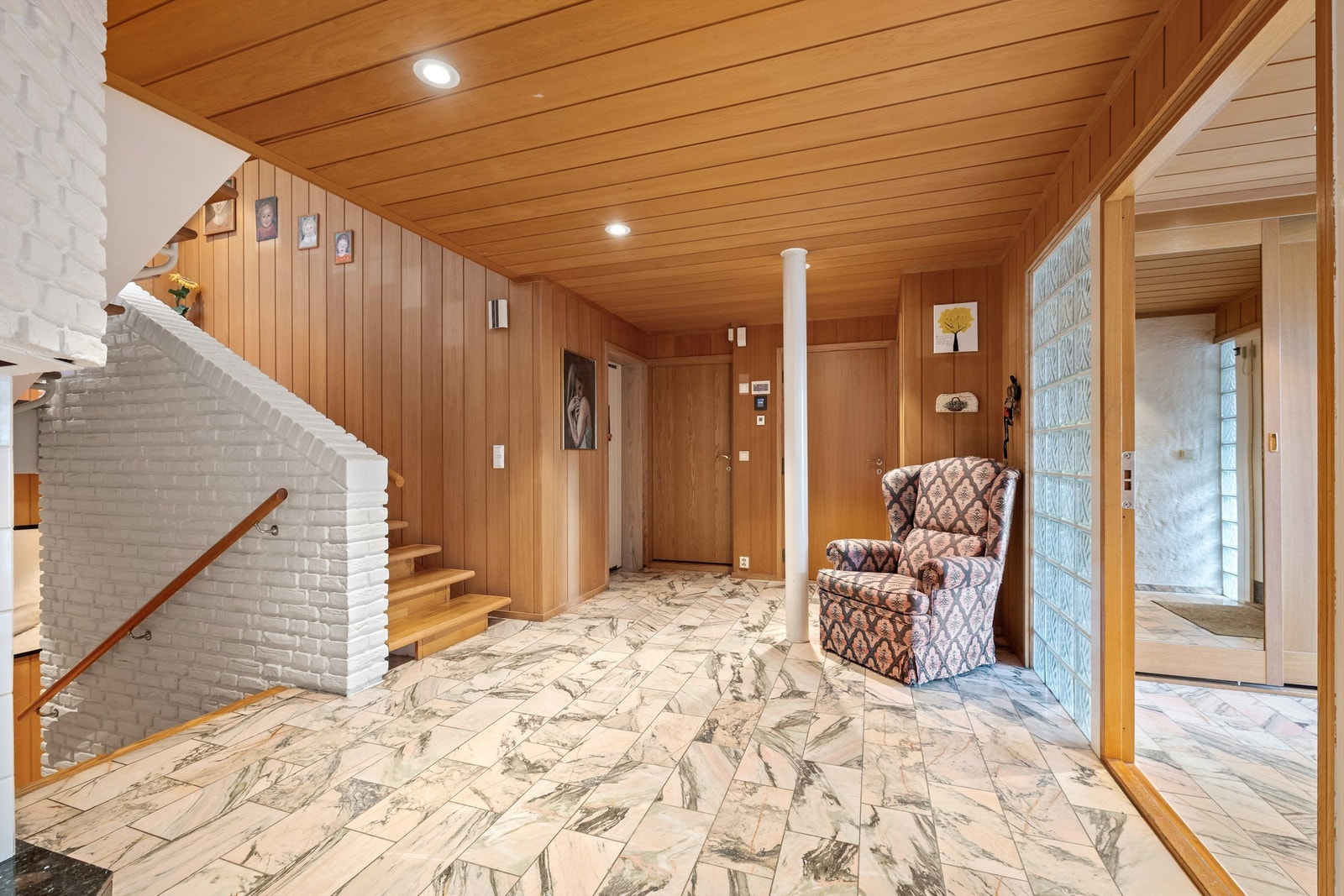 Eksklusive fliser på gulv i trappehallen Galleribilde