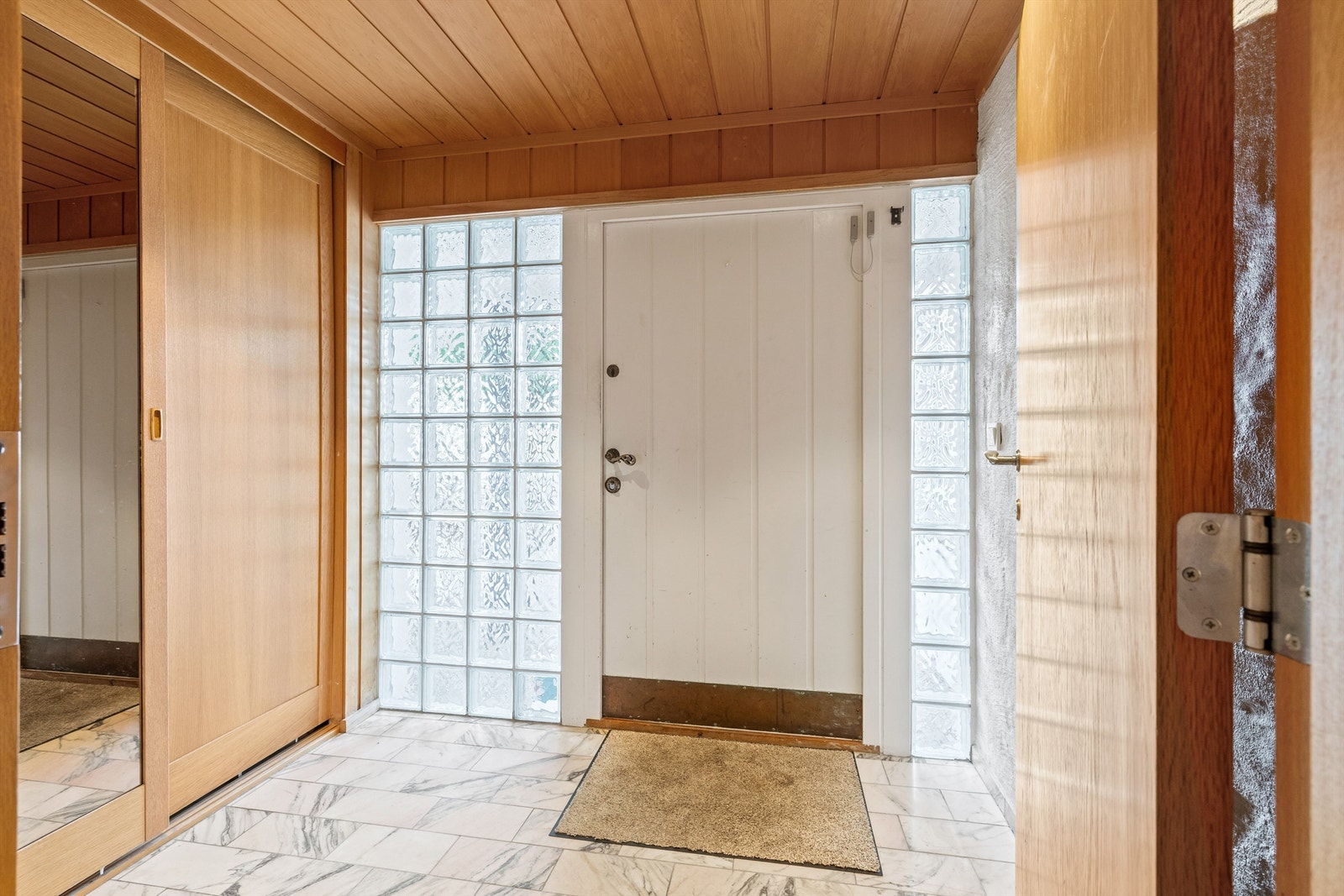 Romslig entrè med skyvedørsgarderobe Galleribilde