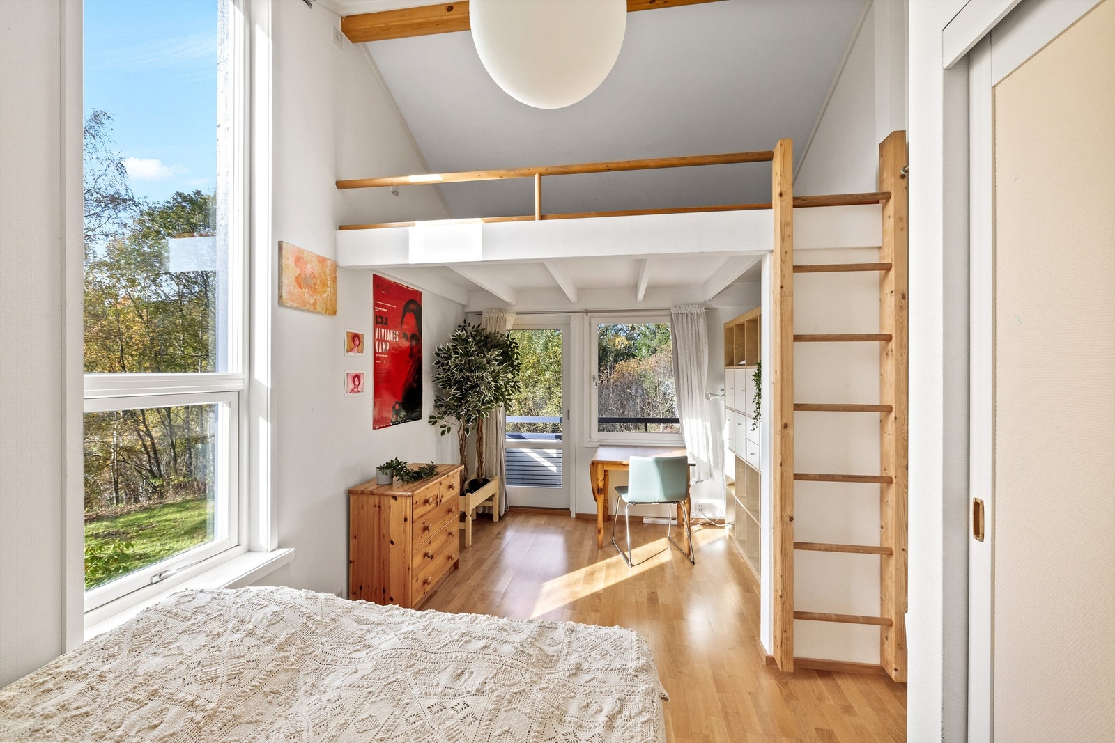 Soverom 4 med hems og utgang til balkong Galleribilde