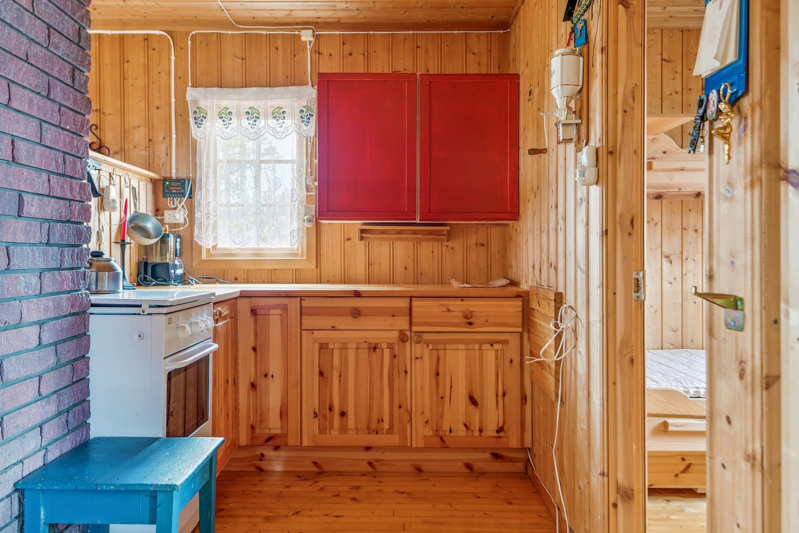 Kjøkkenkroken har en enkel innredning med benkeplate i heltre og plass til gasskomfyr. Galleribilde