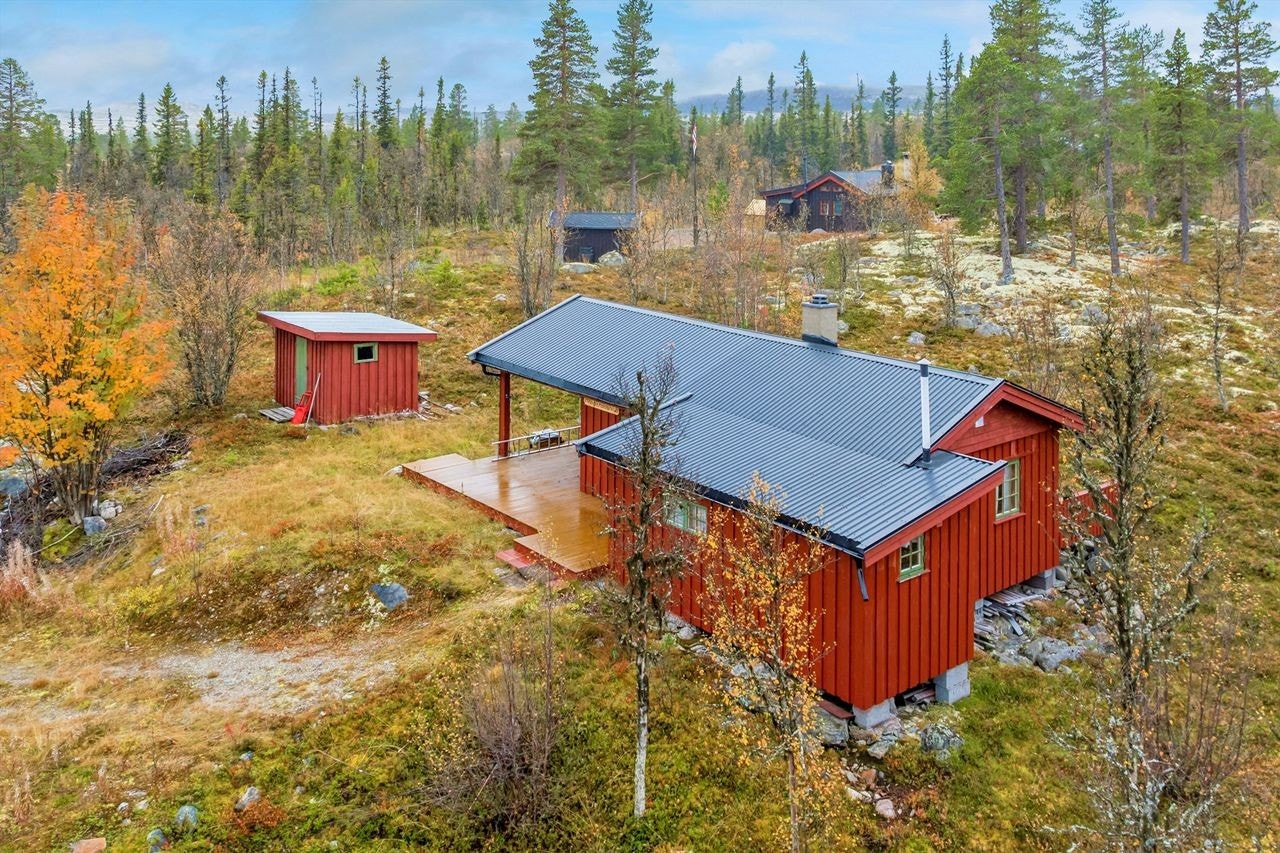 Fritidsbolig fra 1984, fint plassert i terrenget med et tilhørende uthus. Galleribilde