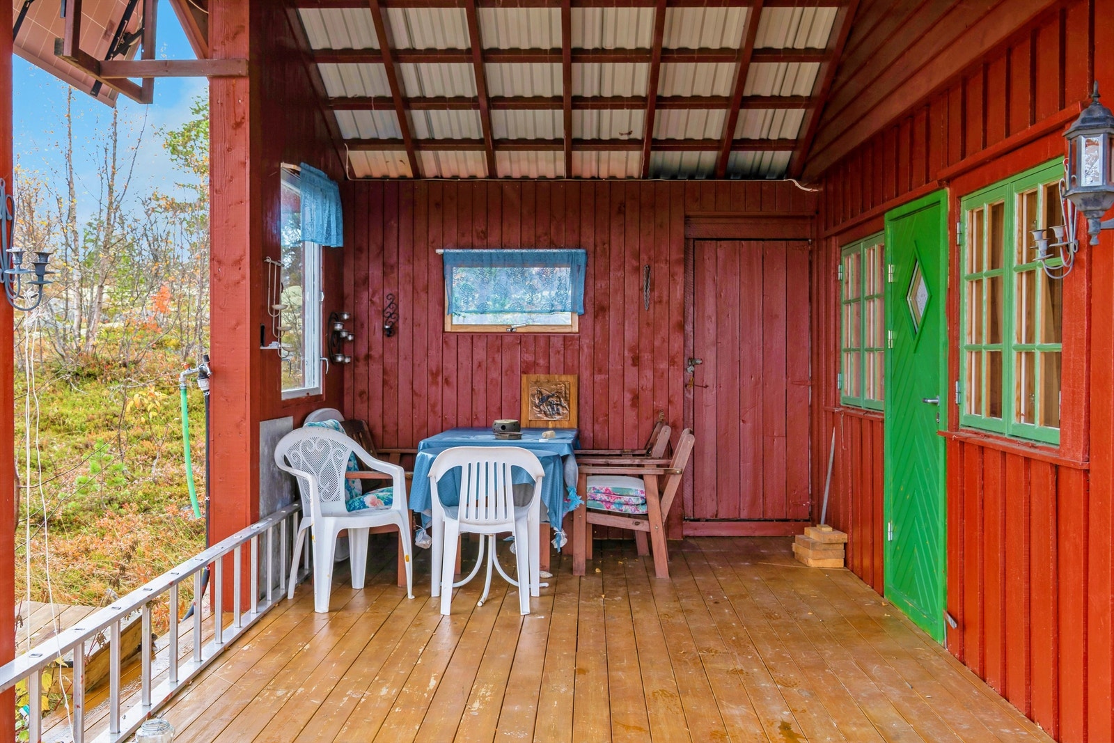 Den overbygde terrassen på 30 m² gir en lun og skjermet uteplass. Galleribilde