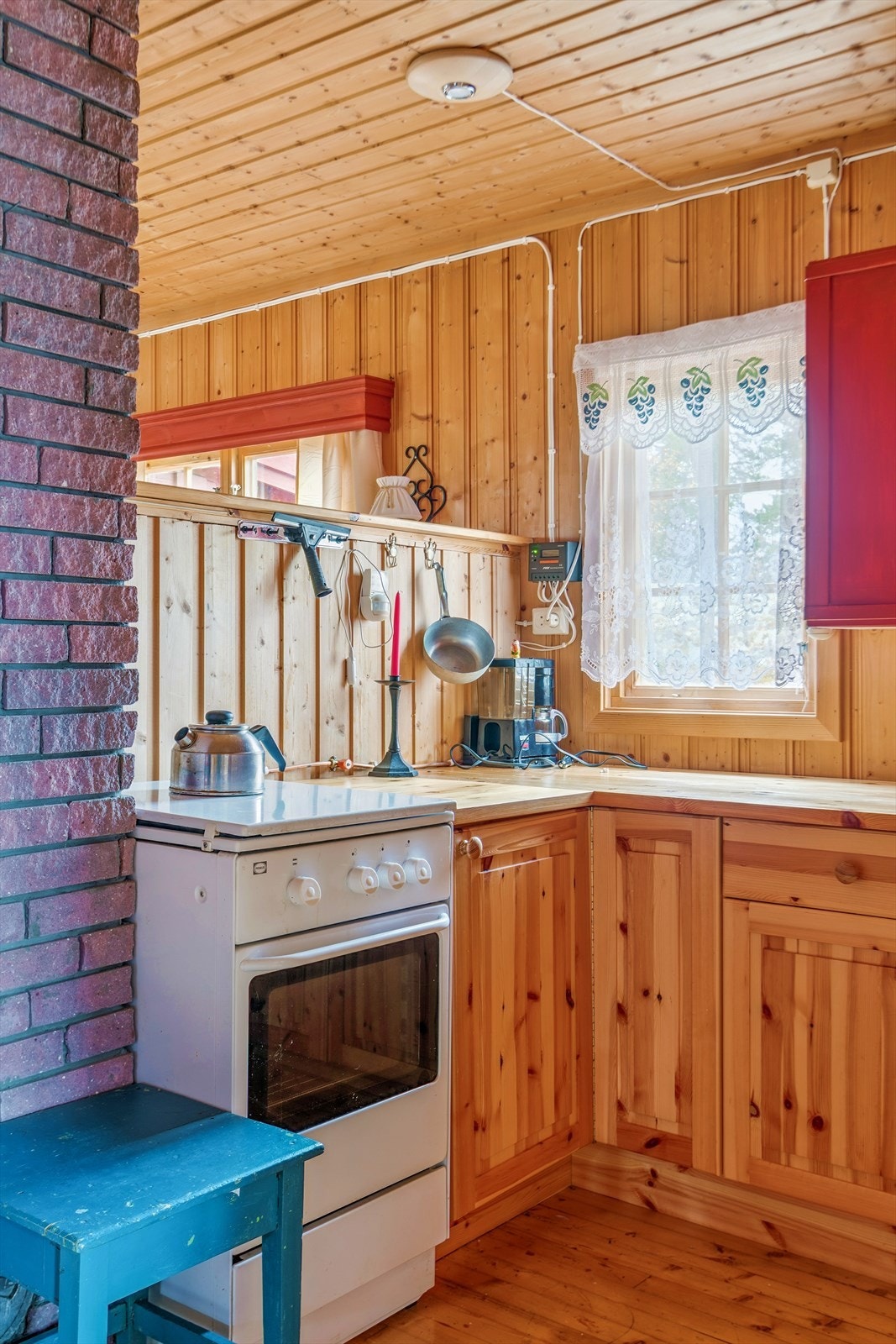 Hytta er utstyrt med et solcelleanlegg, hvor styringspanelet er plassert lett tilgjengelig. Galleribilde