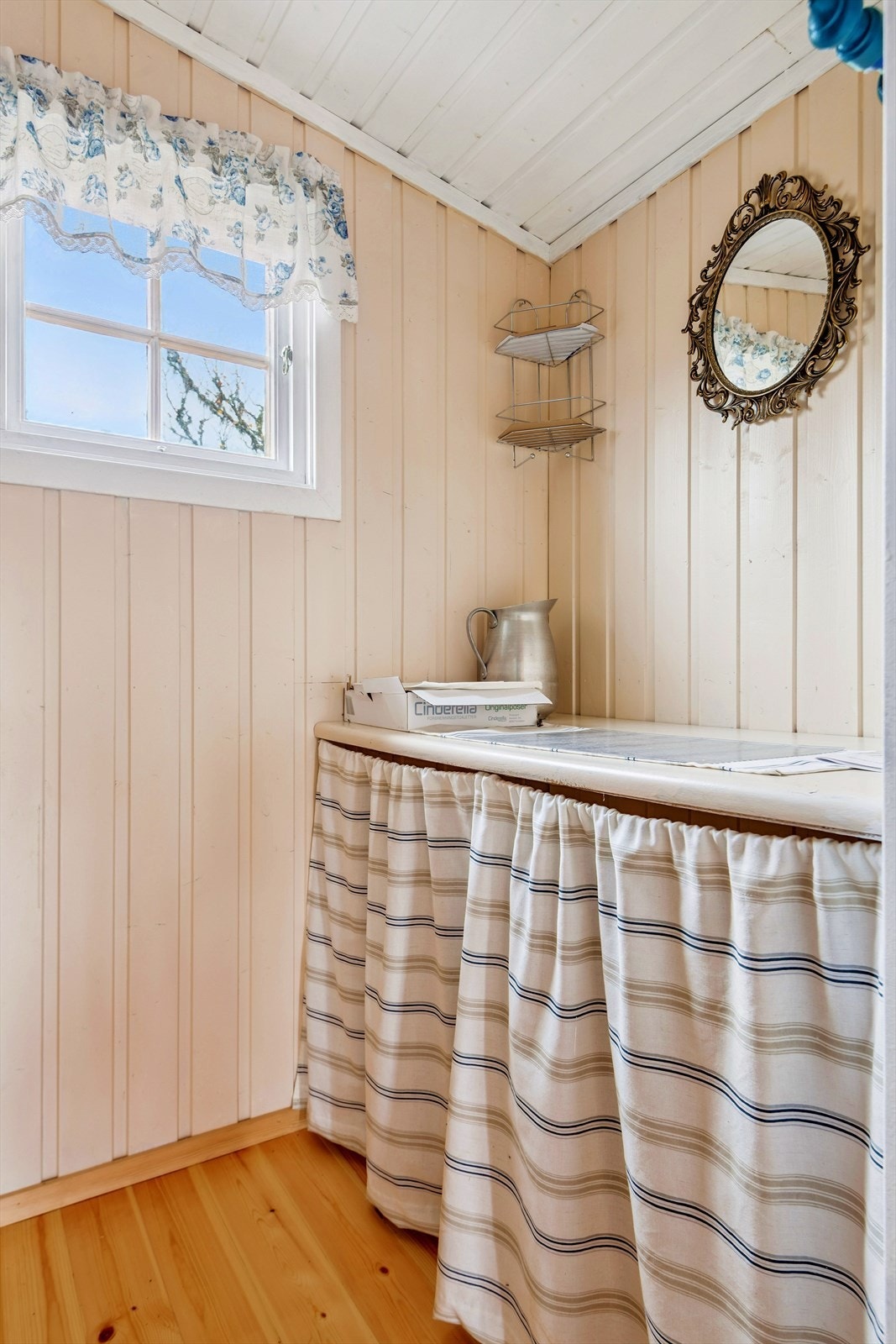 Rommet har malt panel på veggene. Galleribilde