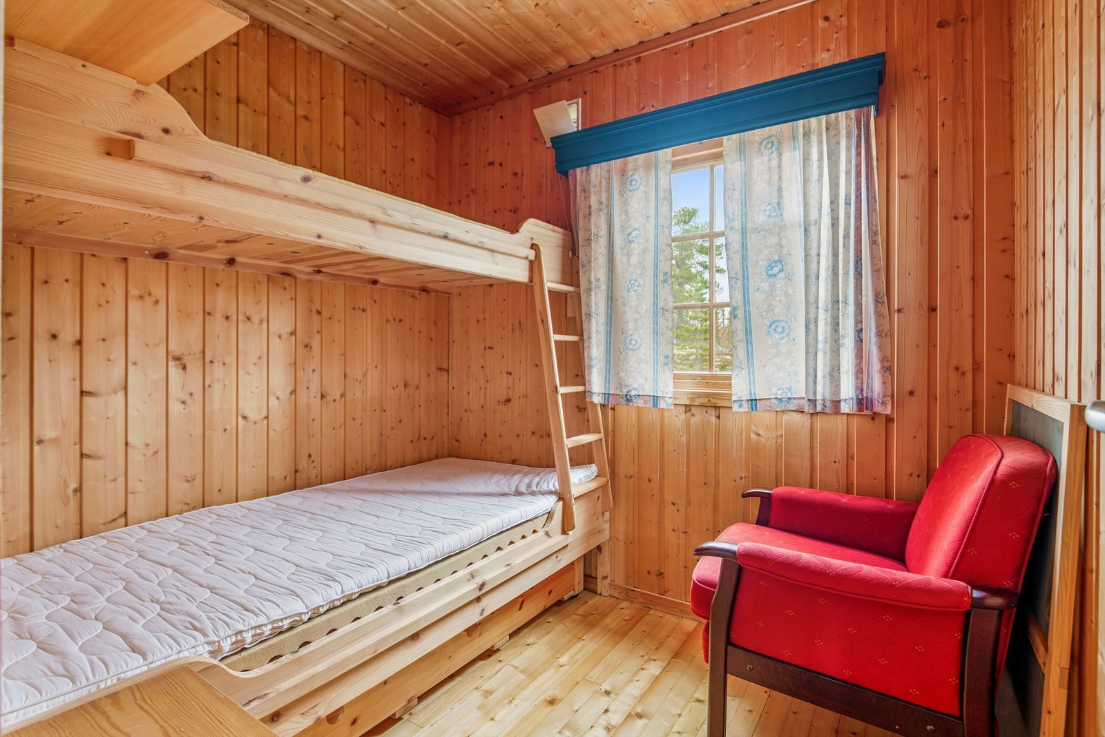 Også det andre soverommet har køyeseng og gjennomgående treoverflater. Galleribilde