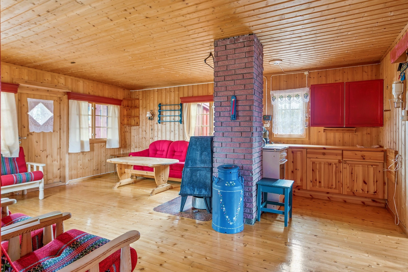 Den åpne løsningen gir en god romfølelse og sosial sone mellom stue og kjøkken. Galleribilde