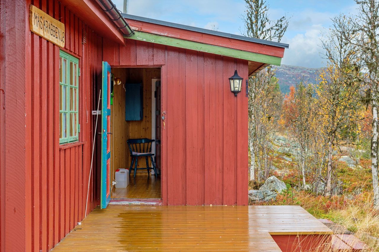 Vi starter turen ved inngangspartiet, som leder inn til et praktisk vindfang. Galleribilde