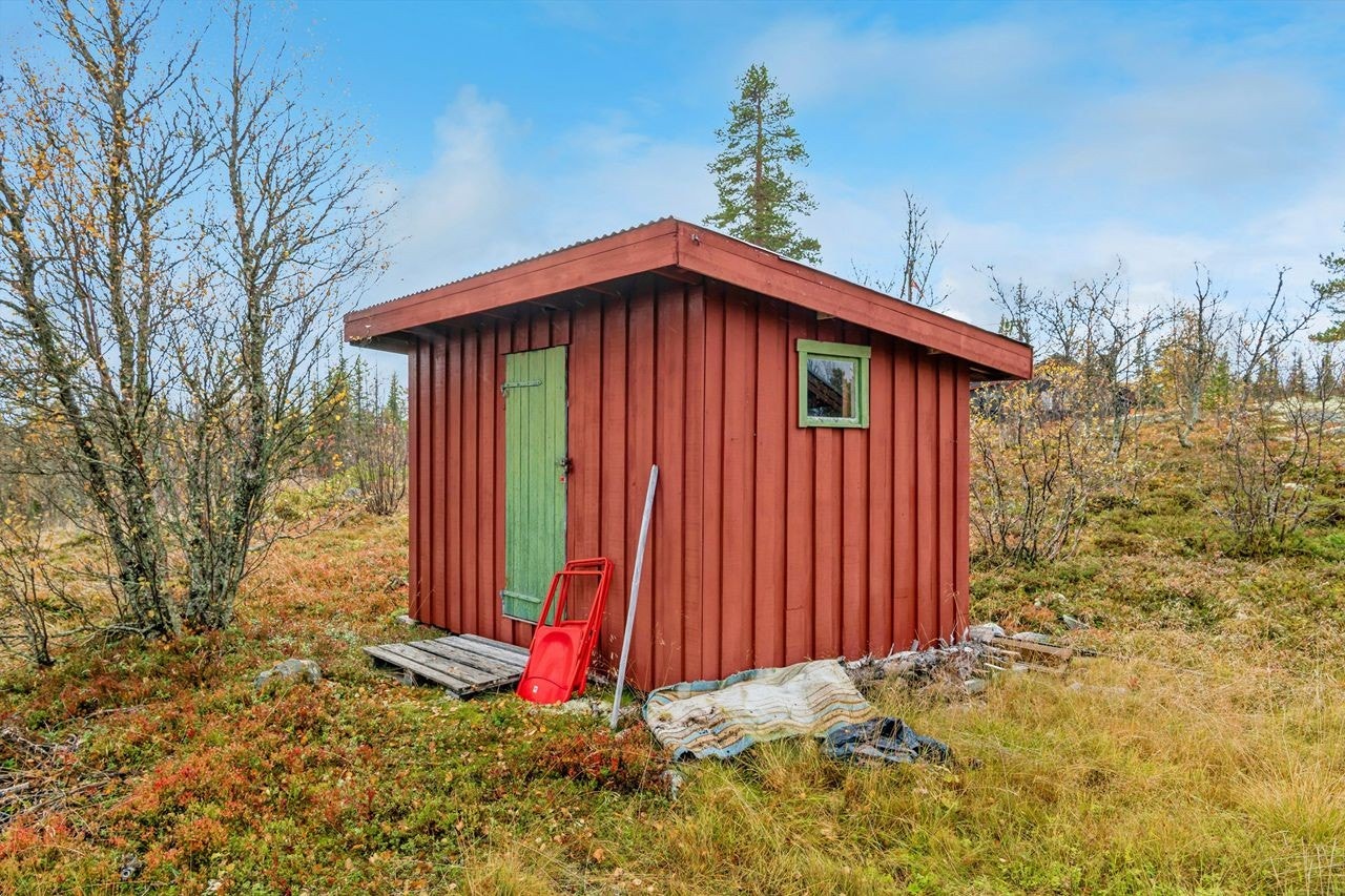 Eiendommen inkluderer et frittstående uthus på 8 m² for ekstra lagring. Galleribilde