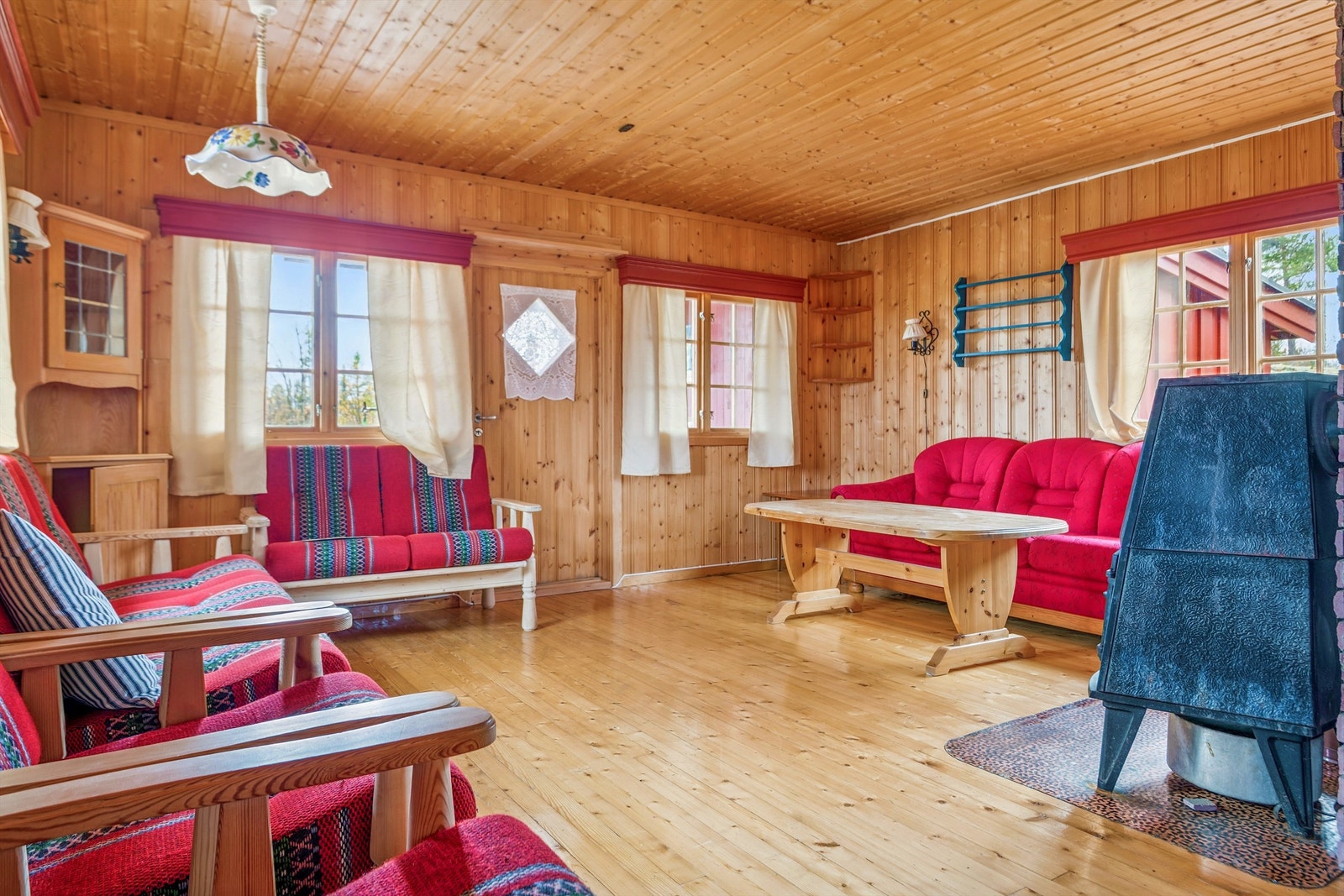 Fra vindfanget kommer vi inn i den åpne stue- og kjøkkenløsningen. Galleribilde