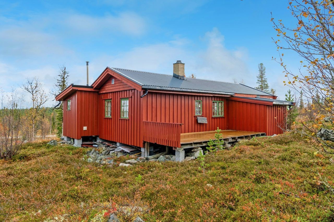 På baksiden av hytta finner vi en terrasse på 13 m². Galleribilde