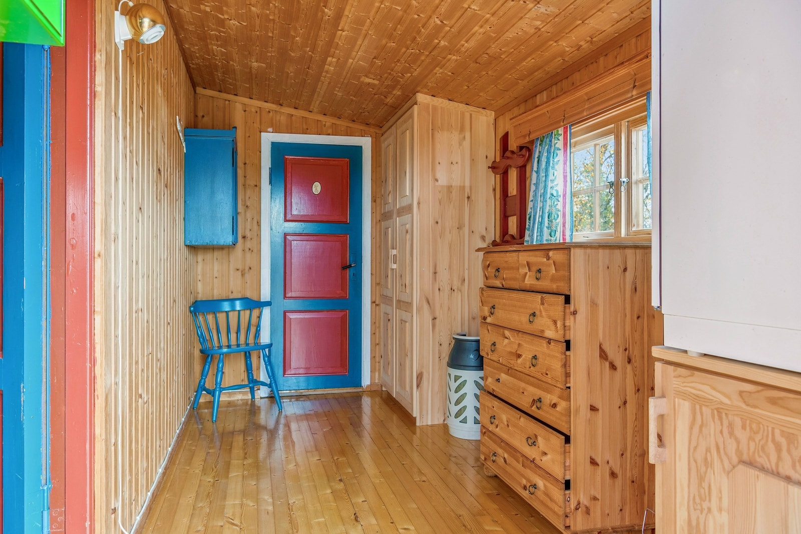 Vindfanget har tregulv og panel på veggene, som er gjennomgående for hytta. Galleribilde