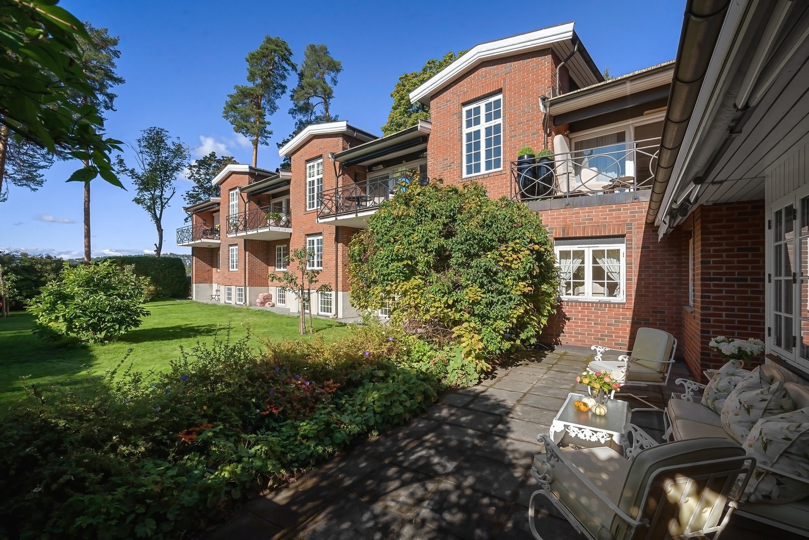 Terrassen er vestvendt og har en hyggelig beplantet hage i forkant som er fellesareal. Galleribilde