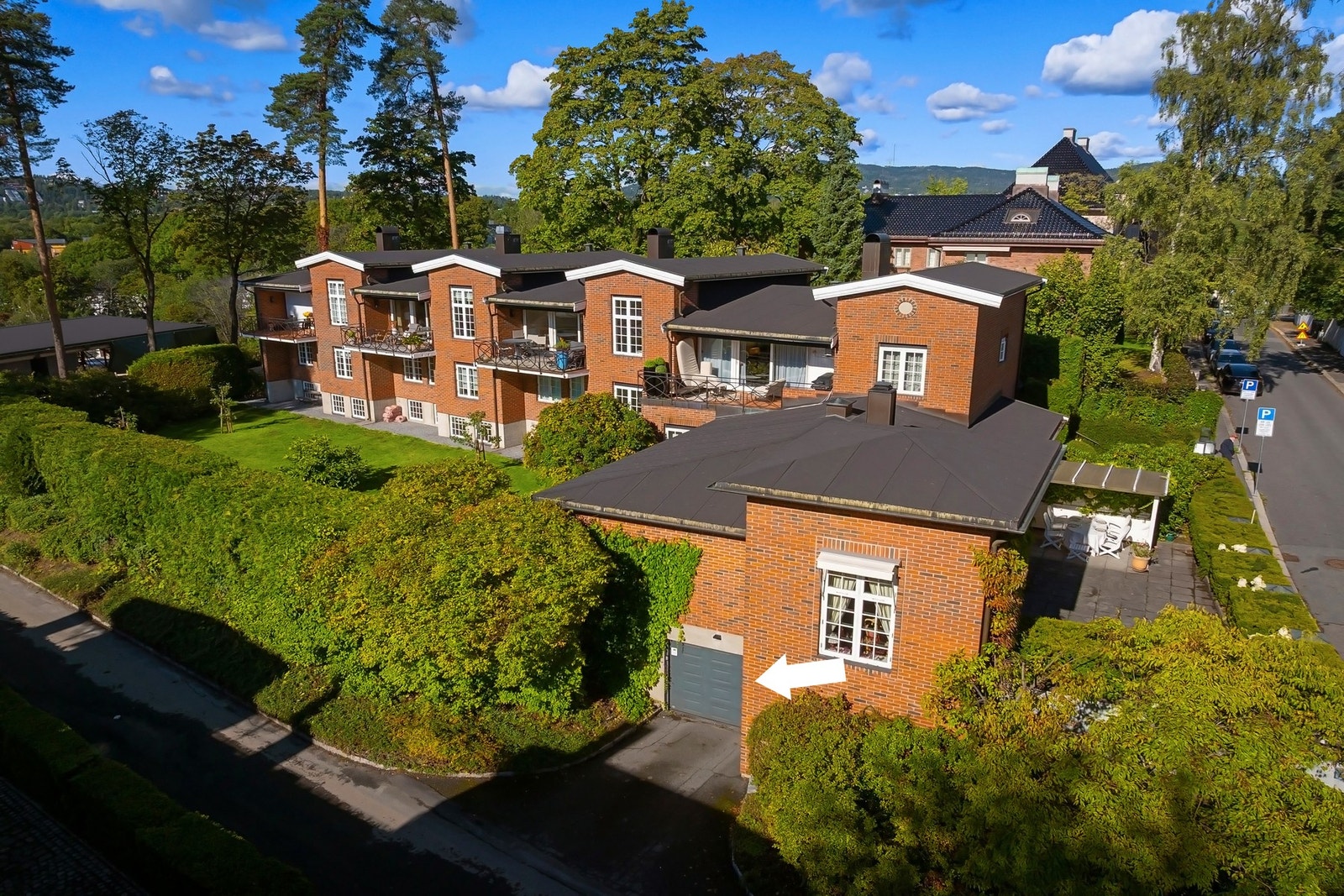 Innkjørselen til det underjordiske garasjeanlegget. Galleribilde