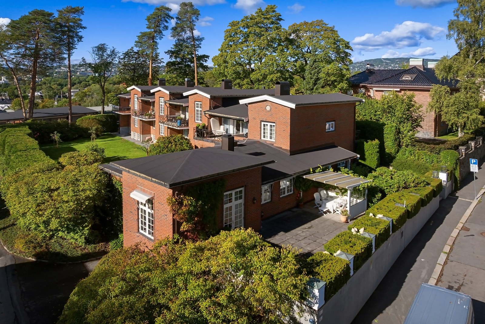 Velkommen til Kristinelundveien 16 C - et sjarmerende townhouse presentert av Christian L. Mathiesen. Galleribilde
