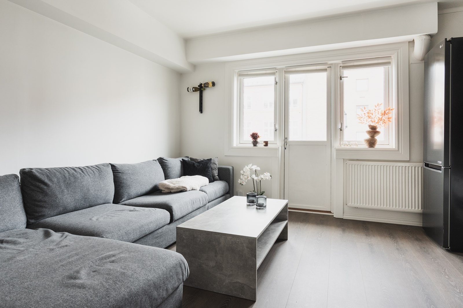 God romfølelse med store vindusflater og generøs takhøyde målt til 263 cm i stuen. Galleribilde