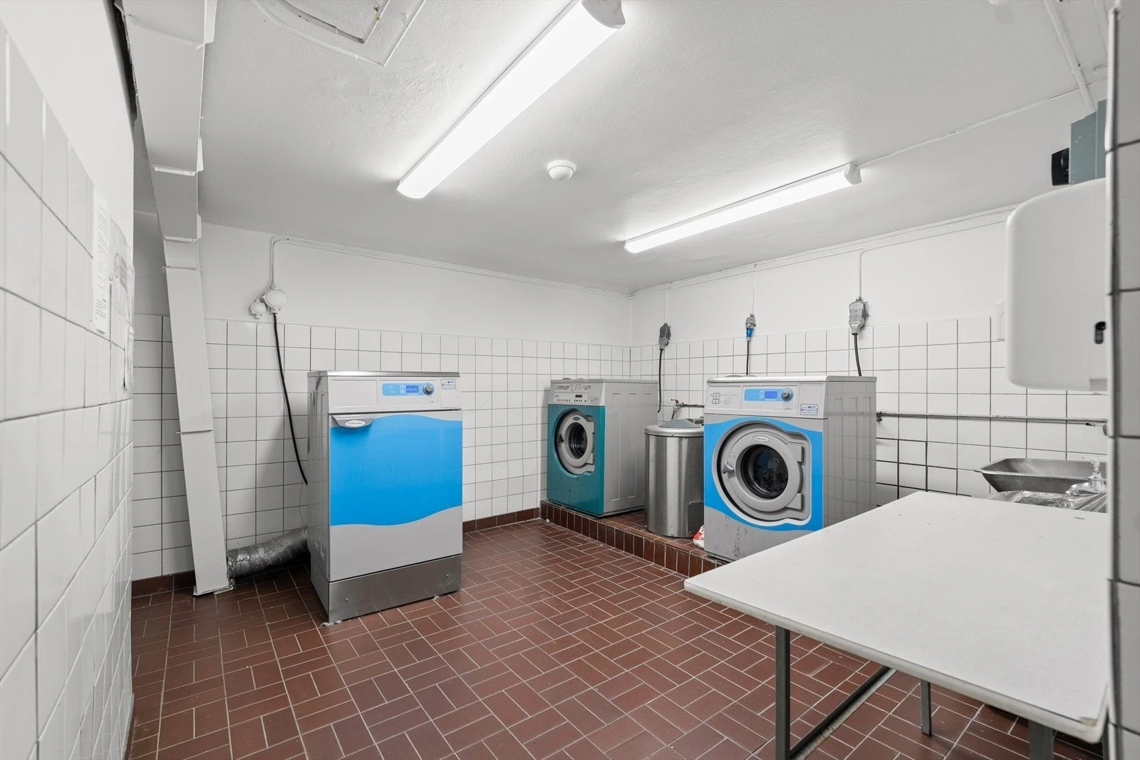 Moderne fellesvaskeri i kjelleren med med god kapasitet til vask og tørk. Galleribilde