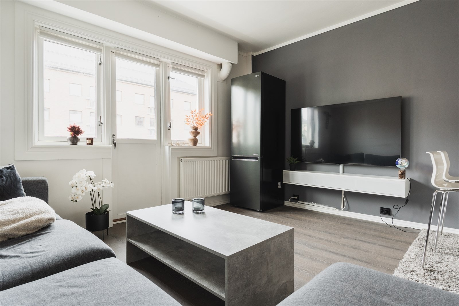Varmtvann, oppvarming (via radiatorer) og internett er inkludert i felleskostnadene - noe som gir lave strømutgifter. Galleribilde
