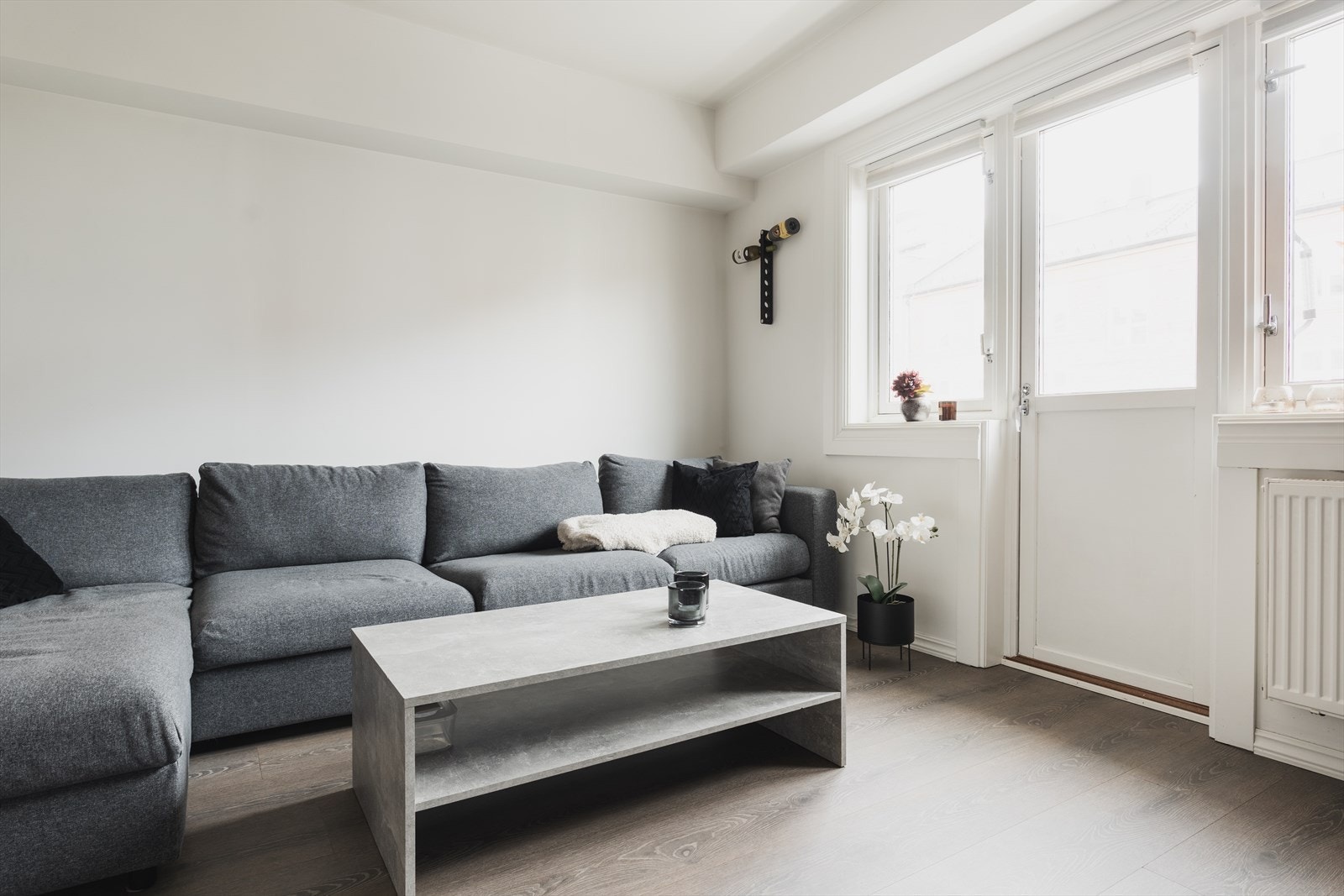 Det er god plass til generøs sofa med tilhørende møblement. Naturlig plassering av TV og mediemøbel på andre siden. Galleribilde